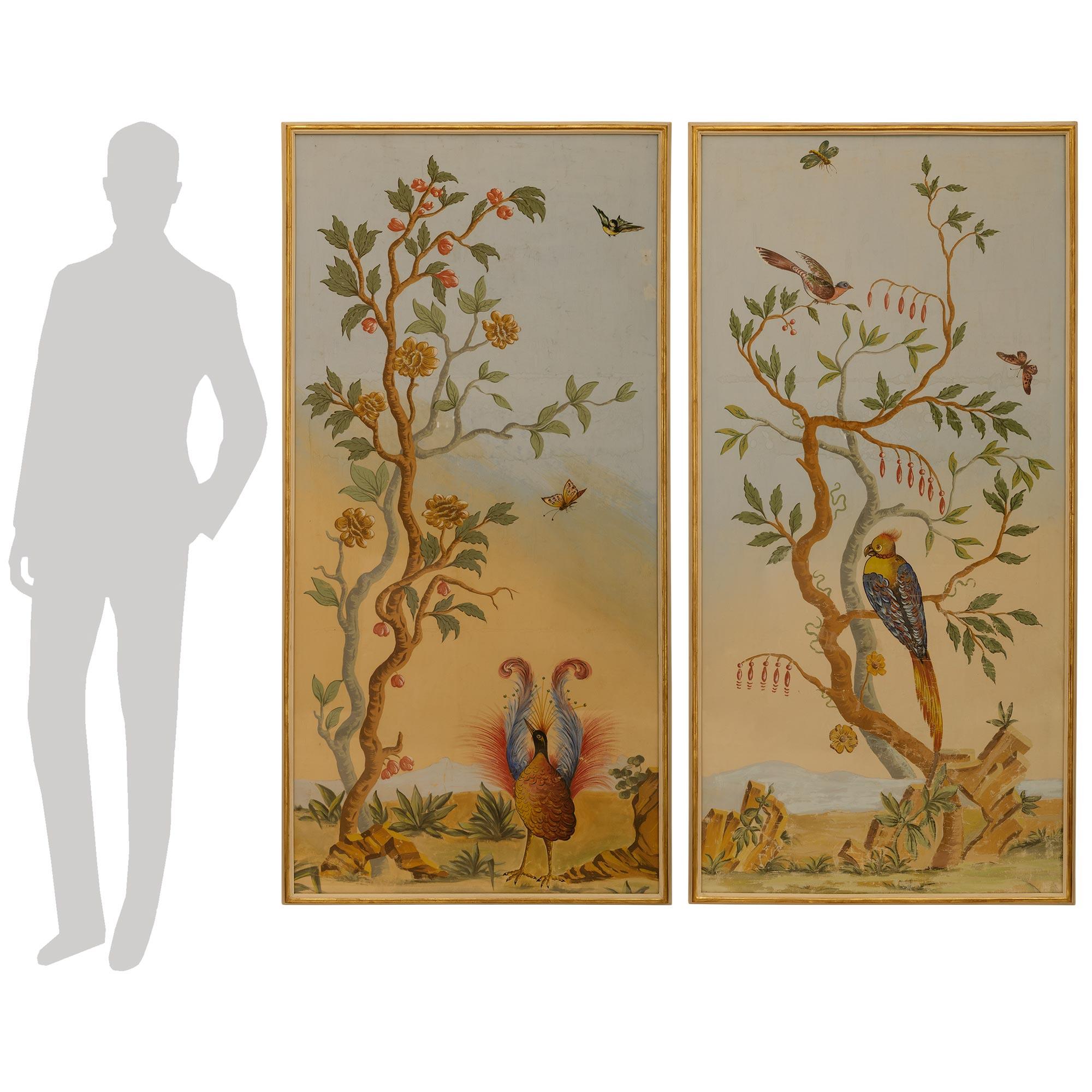 Ein farbenfrohes und sehr dekoratives Paar italienischer Wanddekoration aus patiniertem Holz, Giltwood und Öl auf Leinwand. Jede handgemalte Tafel ist in einen eleganten Rahmen aus patiniertem Holz und gesprenkeltem Giltwood eingefasst. Die linke