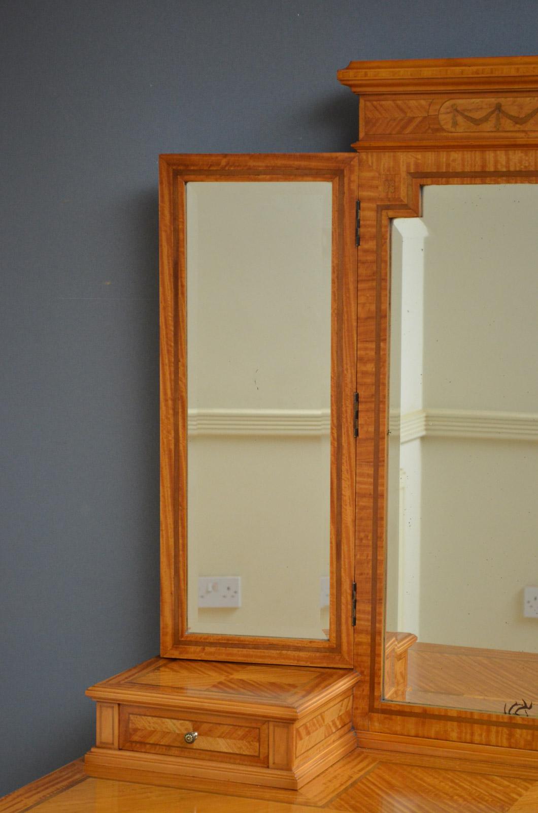 Sn4506, attractive French satinwood dressing table, having original mirror plate with some foxing in inlaid frame flanked by 2 swing mirrors fitted on 2 small drawers, satinwood crossbanded and moulded top and 2 finely inlaid drawers, all fitted