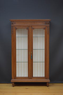 Vitrine en noyer massif du début du siècle