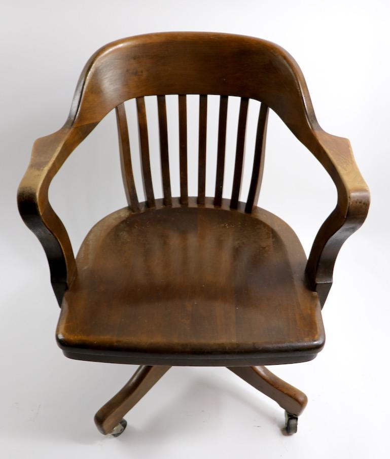 Turn of the Century Walnut Swivel Tilt Office Chair In Good Condition In New York, NY