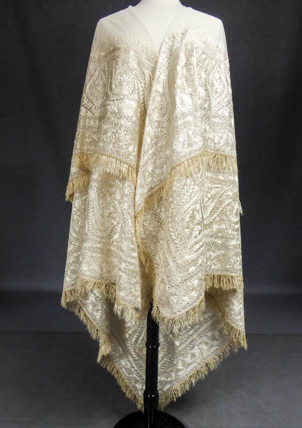 Turn-over shawl in Silk embroidered on Cotton Net - Circa 1840 6