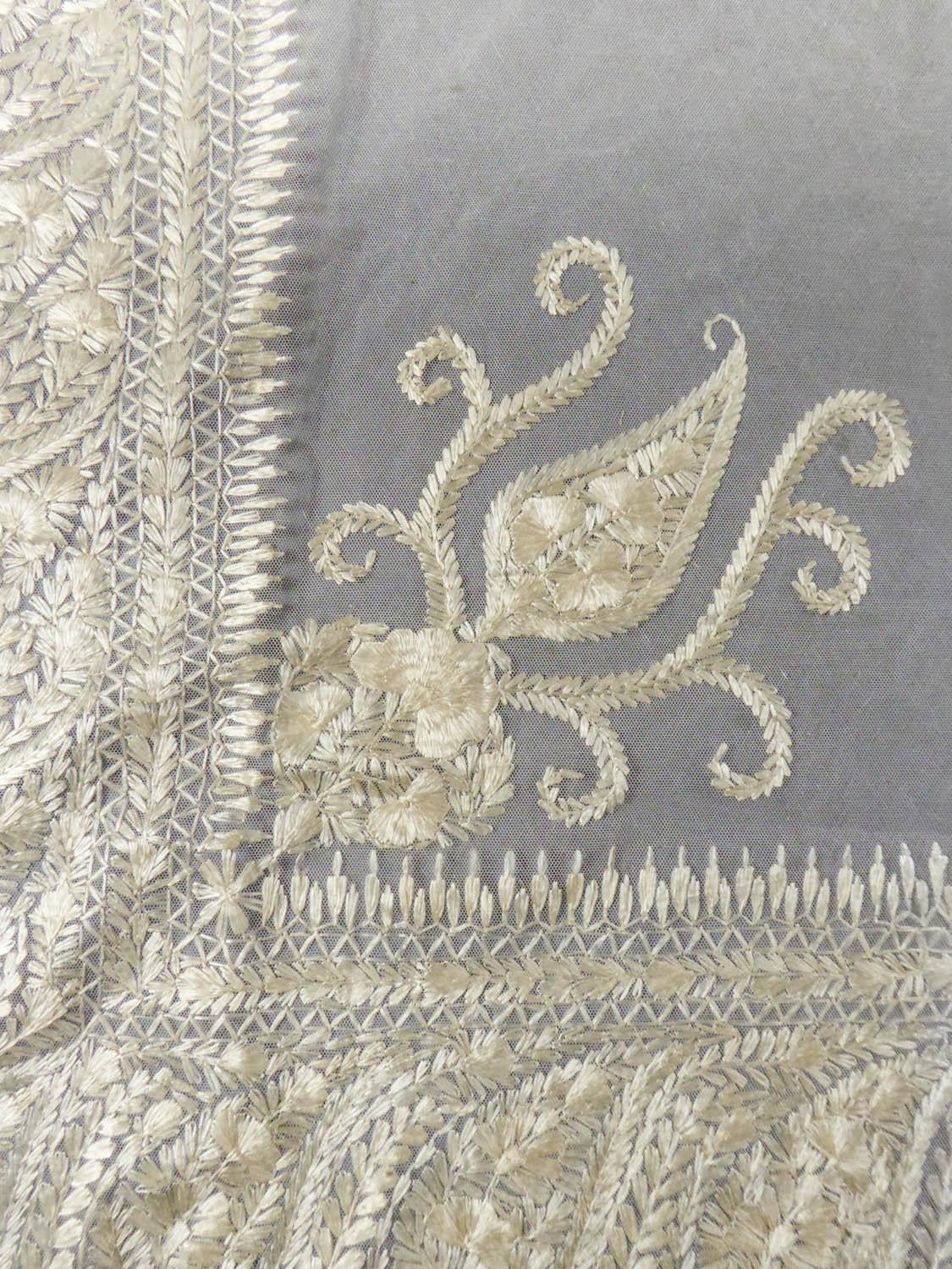 Turn-over shawl in Silk embroidered on Cotton Net - Circa 1840 In Excellent Condition In Toulon, FR