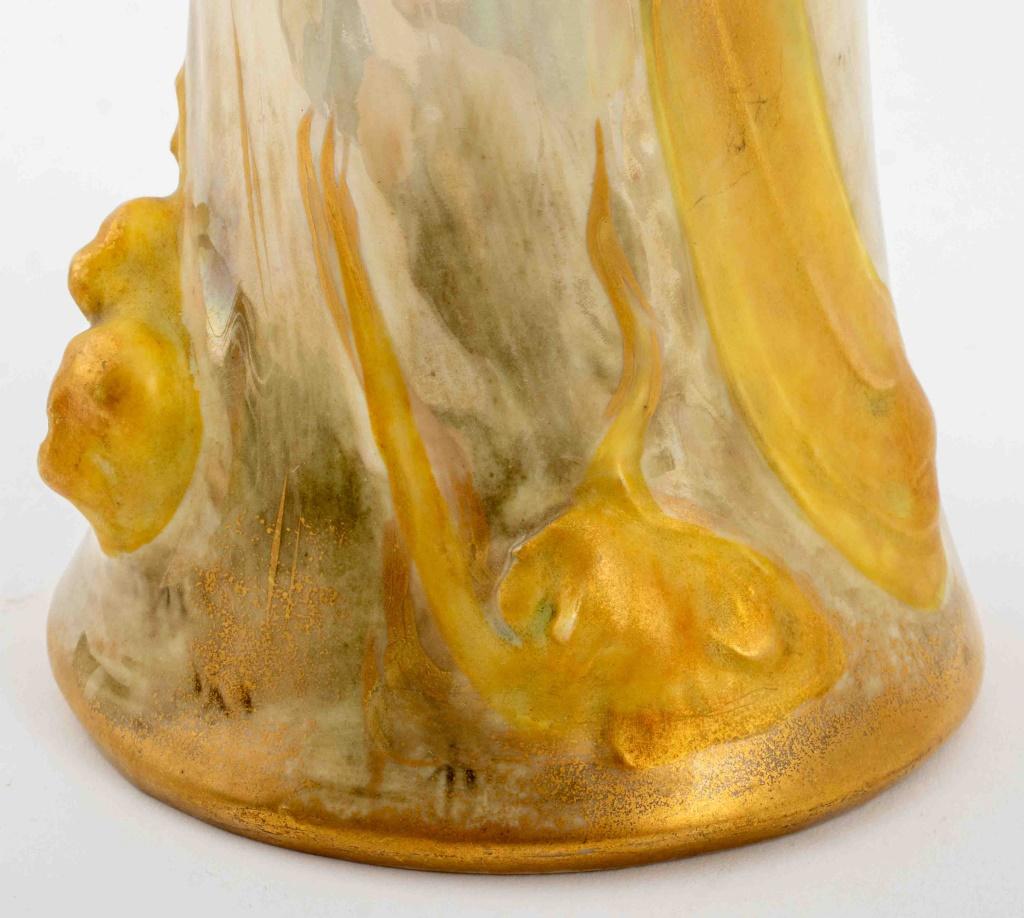 Turn-Teplitz Amphora Pottery Vase, ca. 1900 In Good Condition For Sale In New York, NY