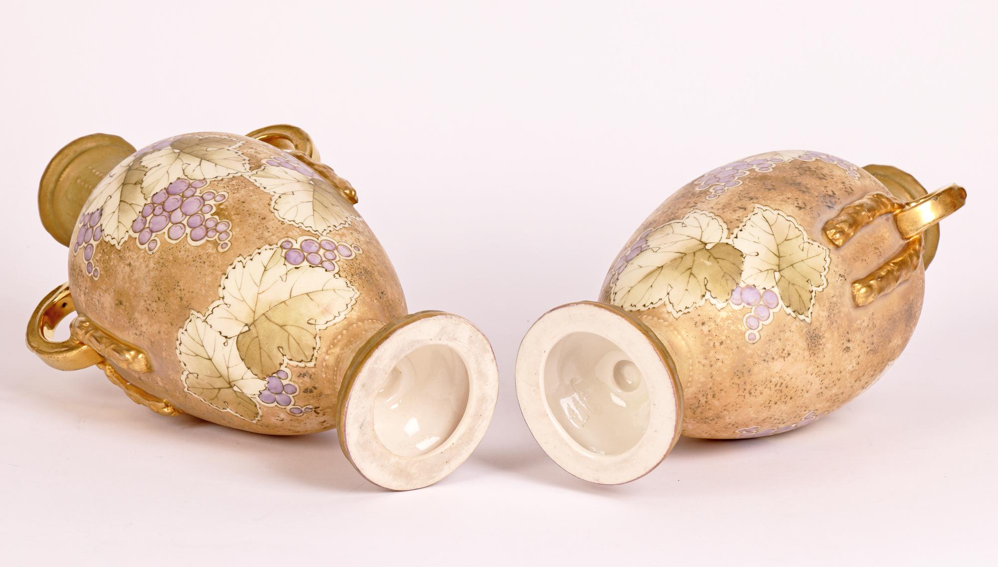 Paire de vases à deux poignées Turn Teplitz RSK Amphora Art Nouveau peints à la main en vente 3