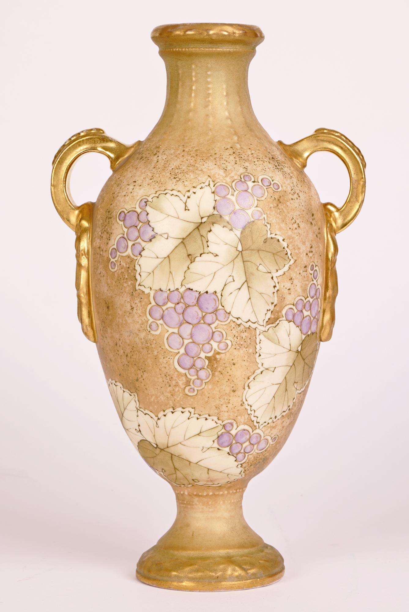 Paire de vases à deux poignées Turn Teplitz RSK Amphora Art Nouveau peints à la main en vente 5