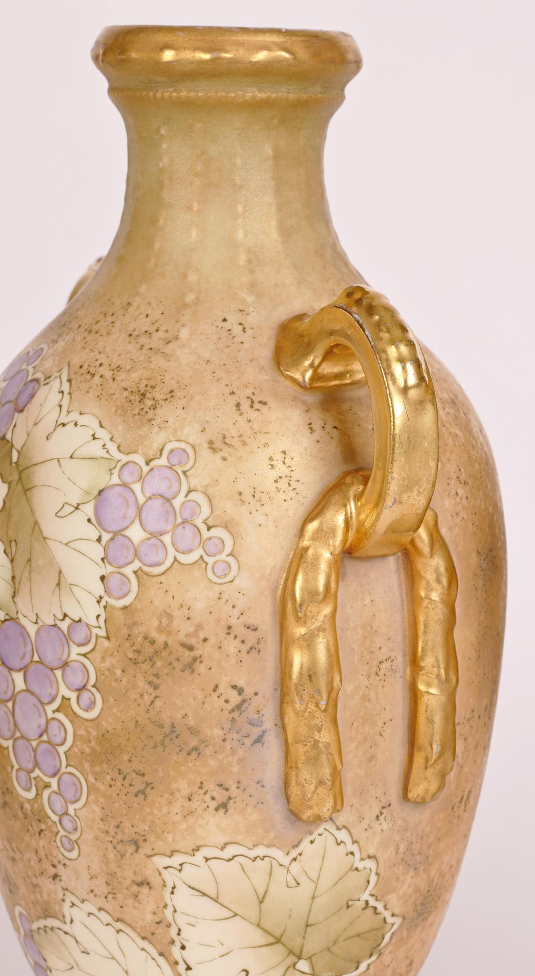 Paire de vases à deux poignées Turn Teplitz RSK Amphora Art Nouveau peints à la main en vente 6