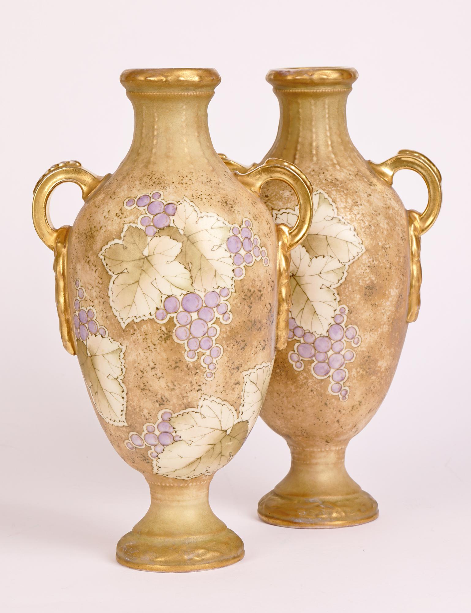 Paire de vases à deux poignées Turn Teplitz RSK Amphora Art Nouveau peints à la main en vente 7