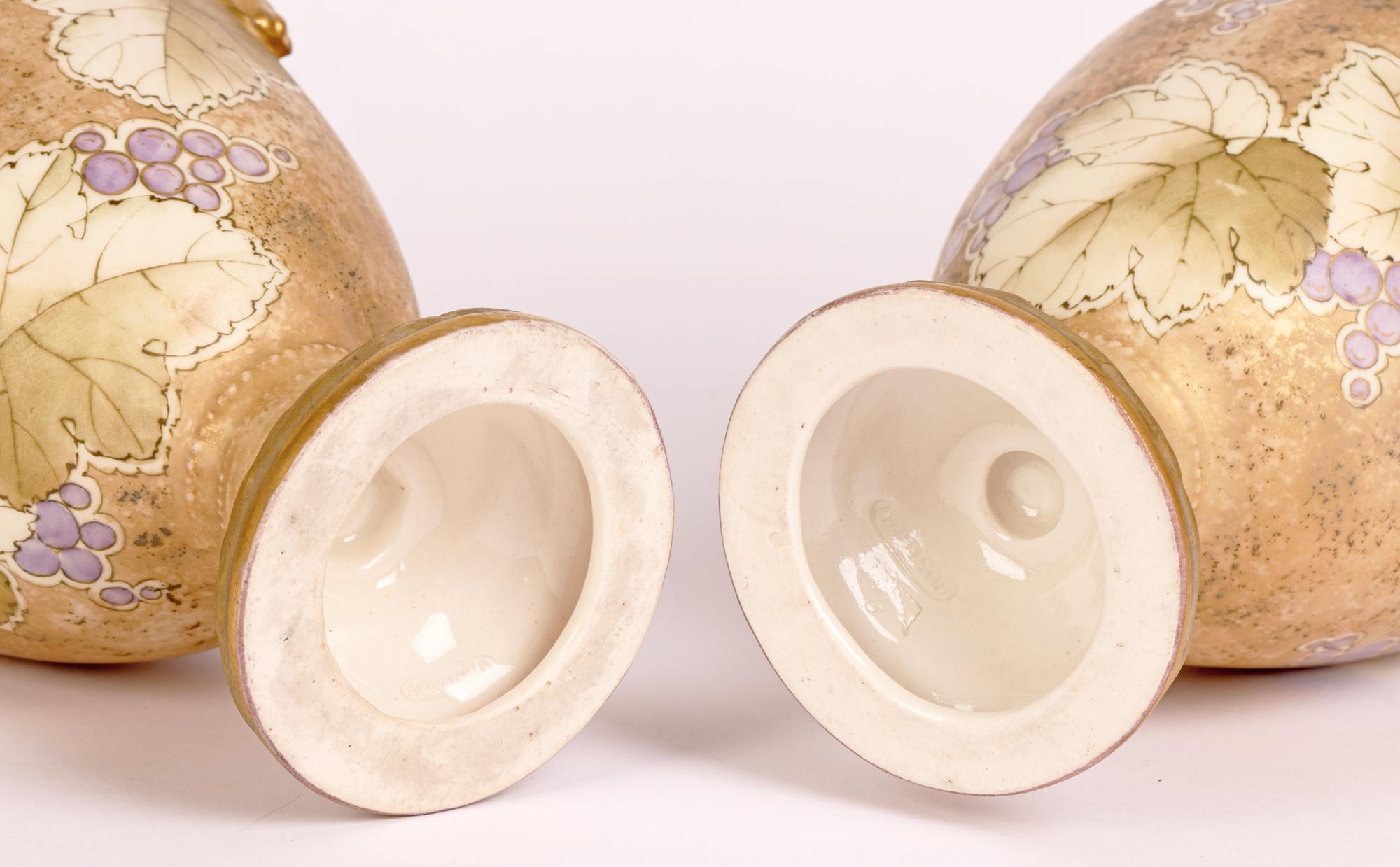Paire de vases à deux poignées Turn Teplitz RSK Amphora Art Nouveau peints à la main en vente 8