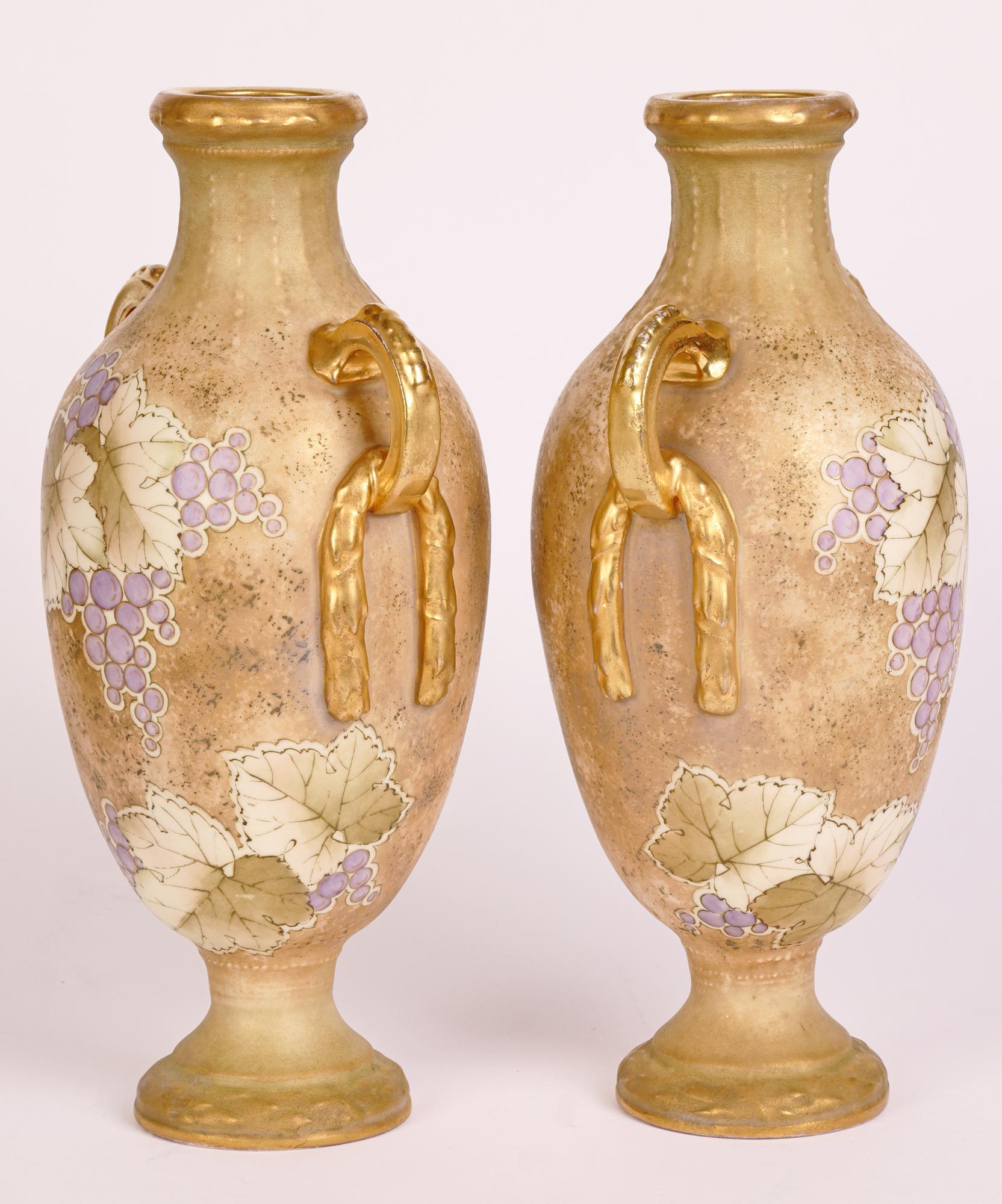 Paire de vases à deux poignées Turn Teplitz RSK Amphora Art Nouveau peints à la main en vente 9