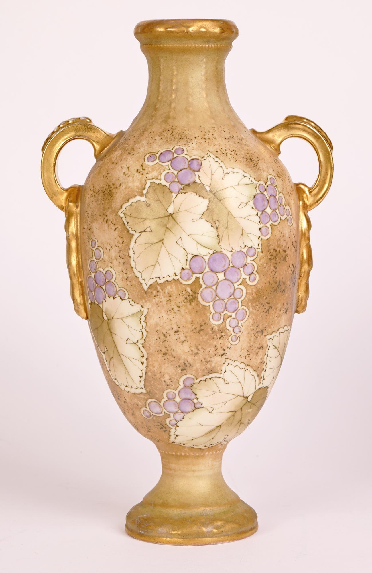 Art nouveau Paire de vases à deux poignées Turn Teplitz RSK Amphora Art Nouveau peints à la main en vente