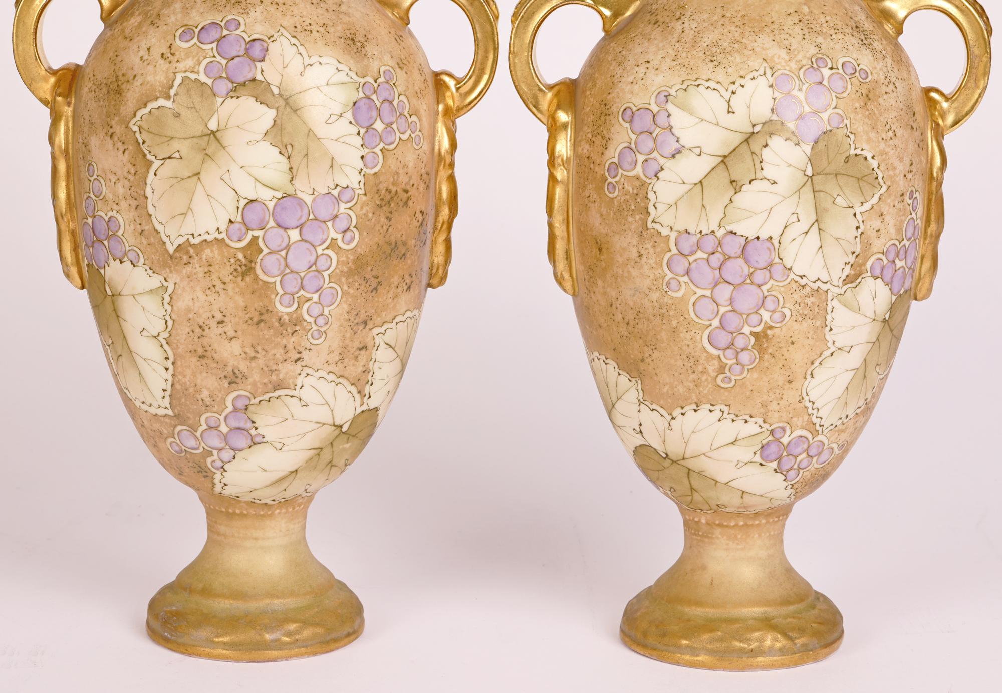 Dipinto a mano Turn Teplitz RSK Anfora Coppia di vasi a due manici dipinti a mano in stile Art Nouveau in vendita