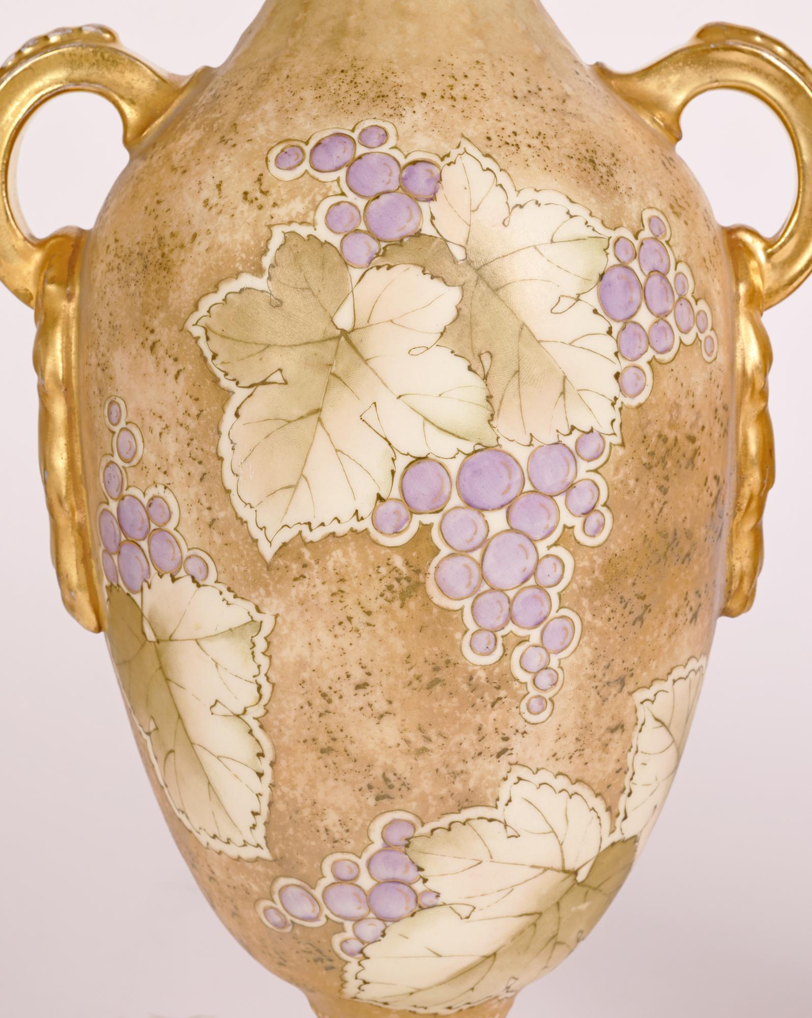 Fin du XIXe siècle Paire de vases à deux poignées Turn Teplitz RSK Amphora Art Nouveau peints à la main en vente
