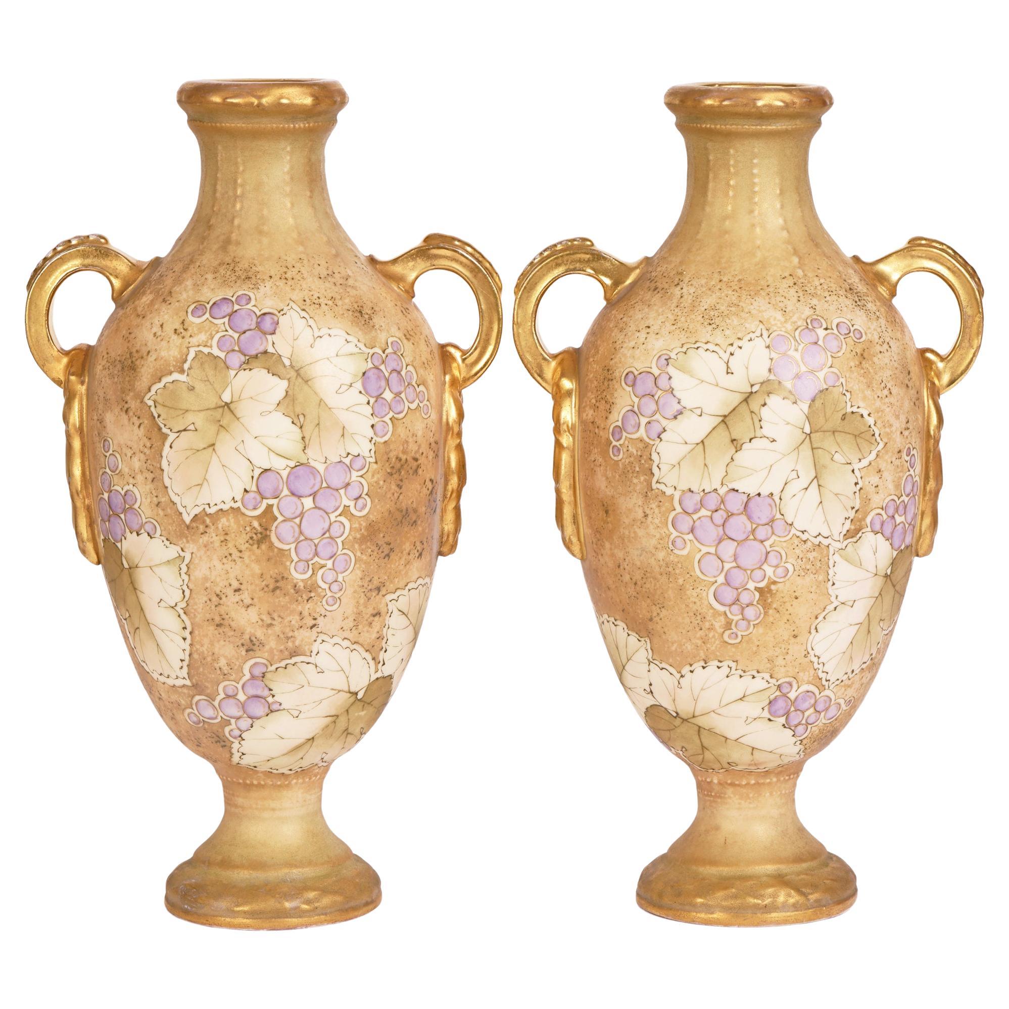 Paar handbemalte Jugendstil-Vasen mit zwei Henkeln von Teplitz RSK Amphora, Teplitz