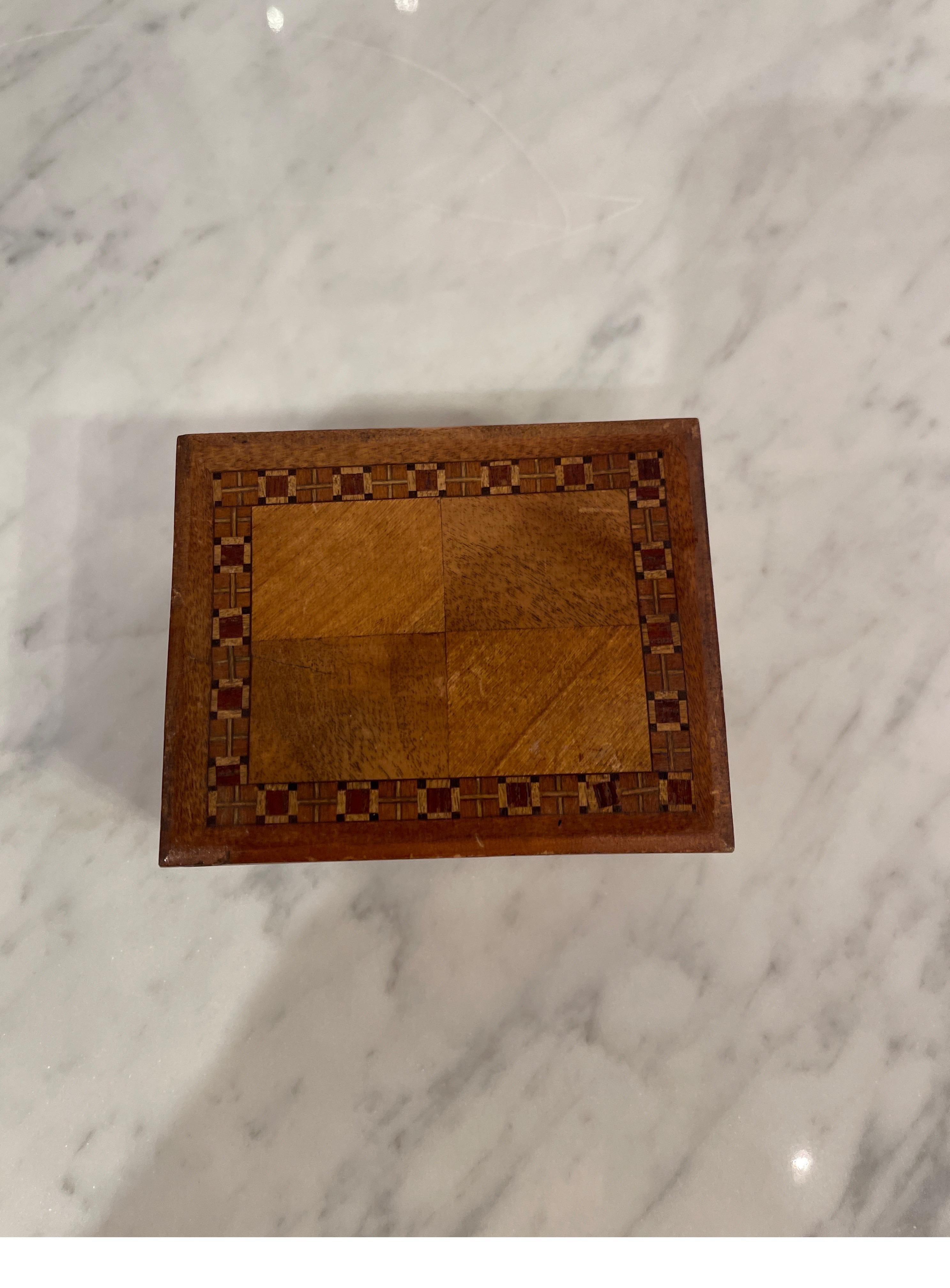  
Everybody has that special place where they hold their tiny mementos and what better place to store them than this beautiful Turnbridge Box. This wooden box with a beautiful wooden inlay has small pedestal feet with a hinged opening.

Measures: 3