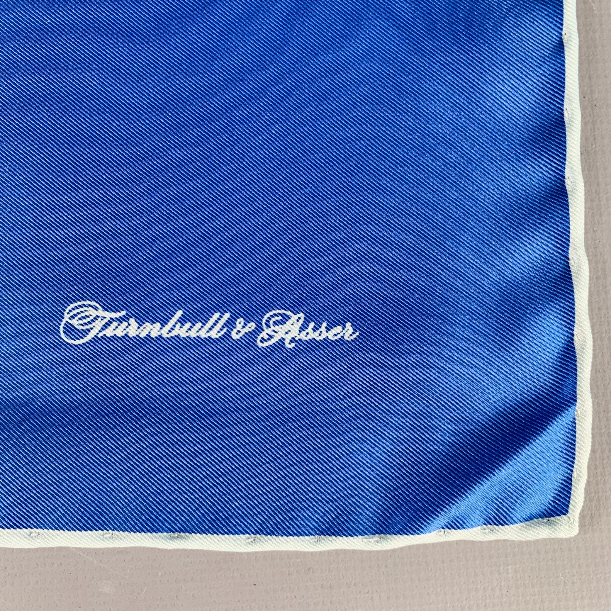 Cravatta da taschino Turnbull & Asser in seta blu con bordi in seta azzurra a contrasto, arrotolati a mano.  

Misure: 
  18,5 pollici  x 18,25 pollici 
  
  
 
Riferimento Sui Generis: 138818
Categoria: Piazza da taschino
Ulteriori dettagli
   