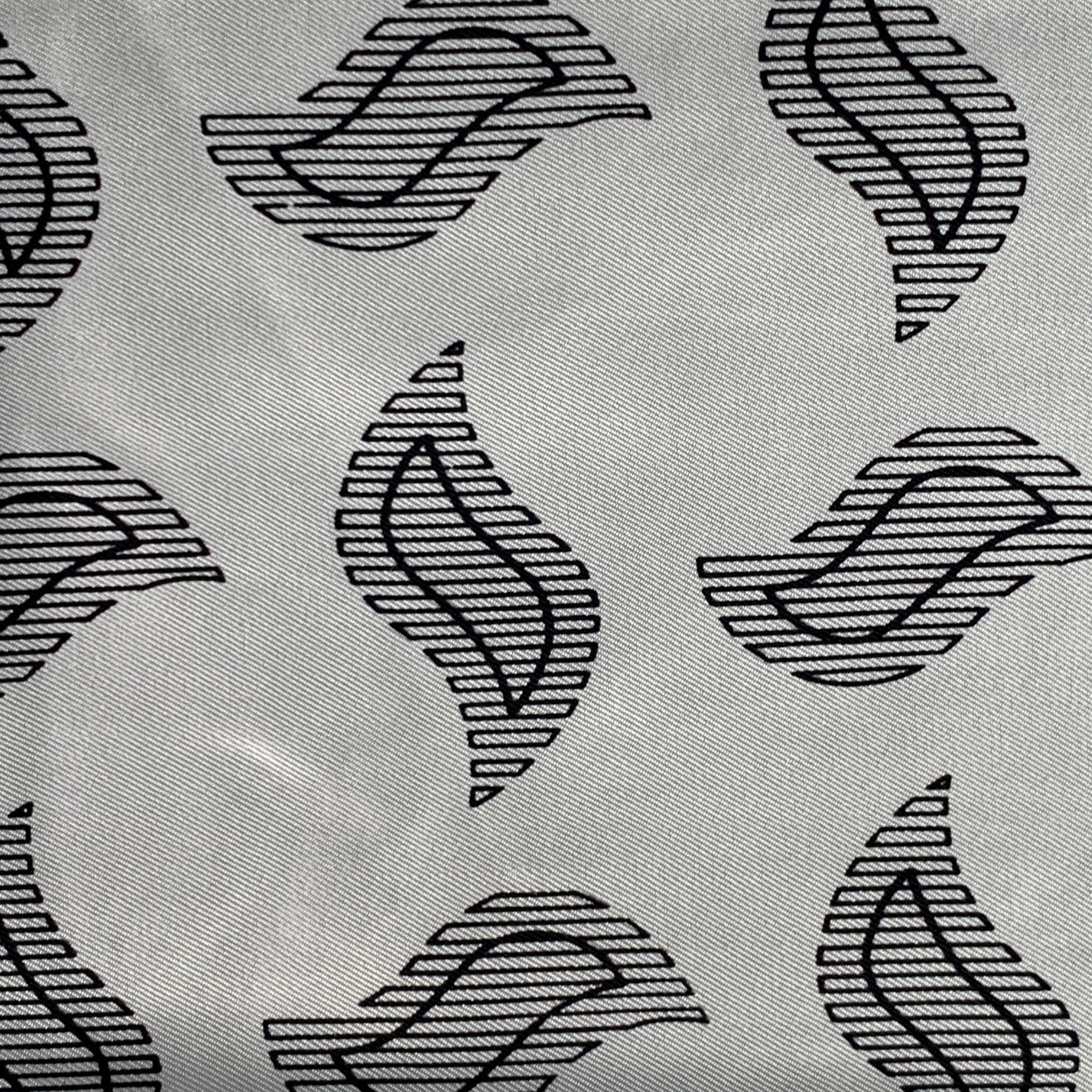 TURNBULL & ASSER Einstecktuch aus cremefarbener Seide mit schwarzem abstraktem Paisleymuster und
handgerollte Kanten. Made in UK.Sehr guter gebrauchter Zustand.  

Abmessungen: 
  16,25 Zoll  x 16 Zoll 

  
  
 
Sui Generis-Referenz: