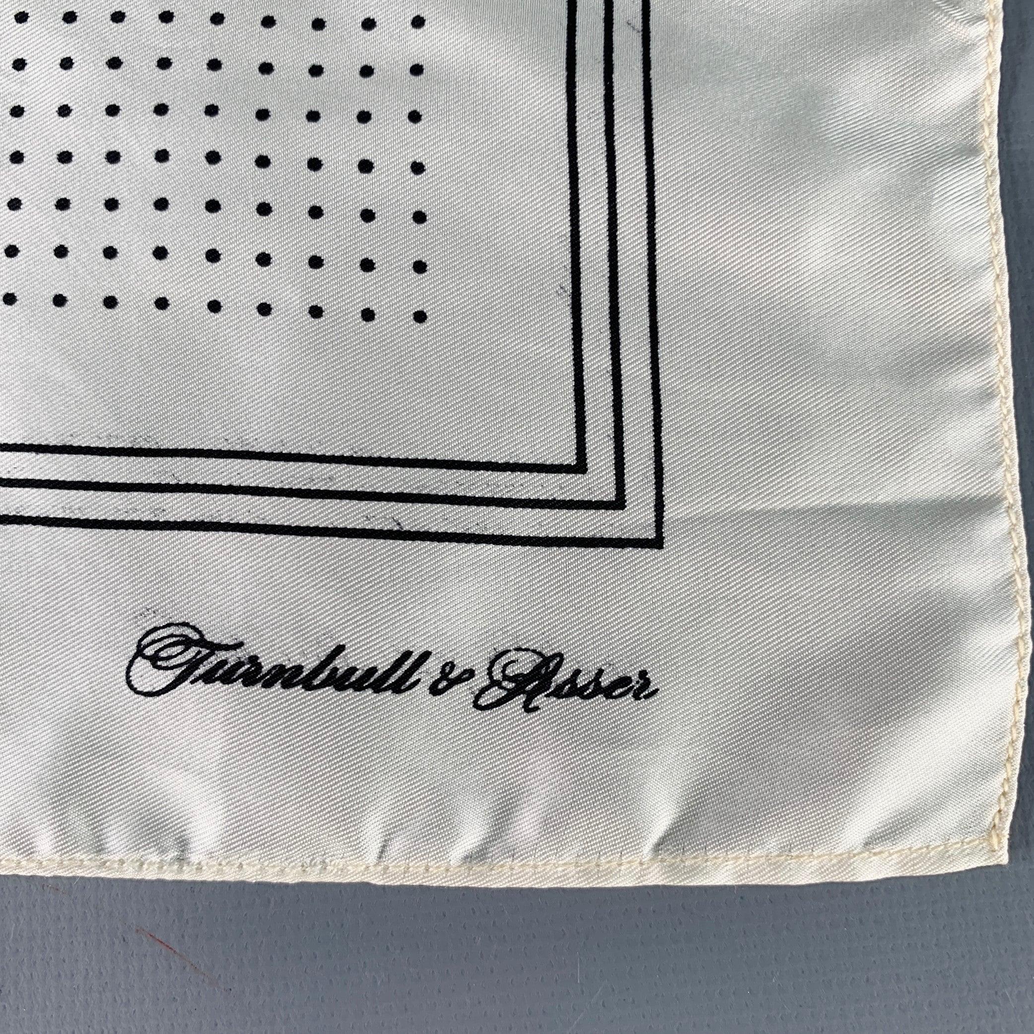 Cravatta da taschino TURNBULL & ASSER in seta color crema con motivo a pois neri e bordo a cornice.Ottime condizioni di usato.  

Misure: 
  17 pollici  x 16,75 pollici 

  
  
 
Riferimento Sui Generis: 138819
Categoria: Piazza da