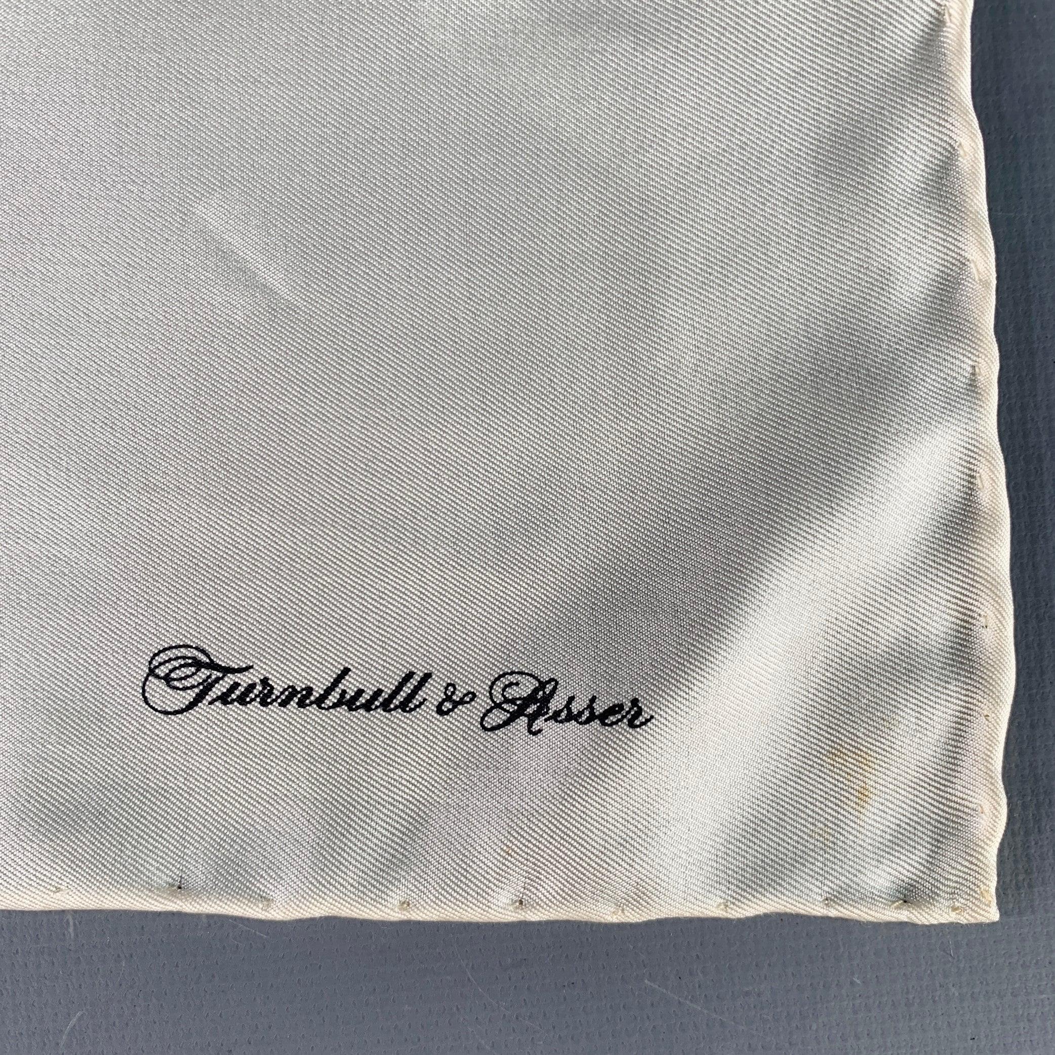 TURNBULL & ASSER pocket square in a cream silk featuring hand rolled edges.Good Pre-Owned Condition. Moderate snag. 

Measurements: 
  16.25 inches  x 16.25 inches 
  
  
 
Sui Generis Reference: 138815
Category: Pocket Square
More Details
   