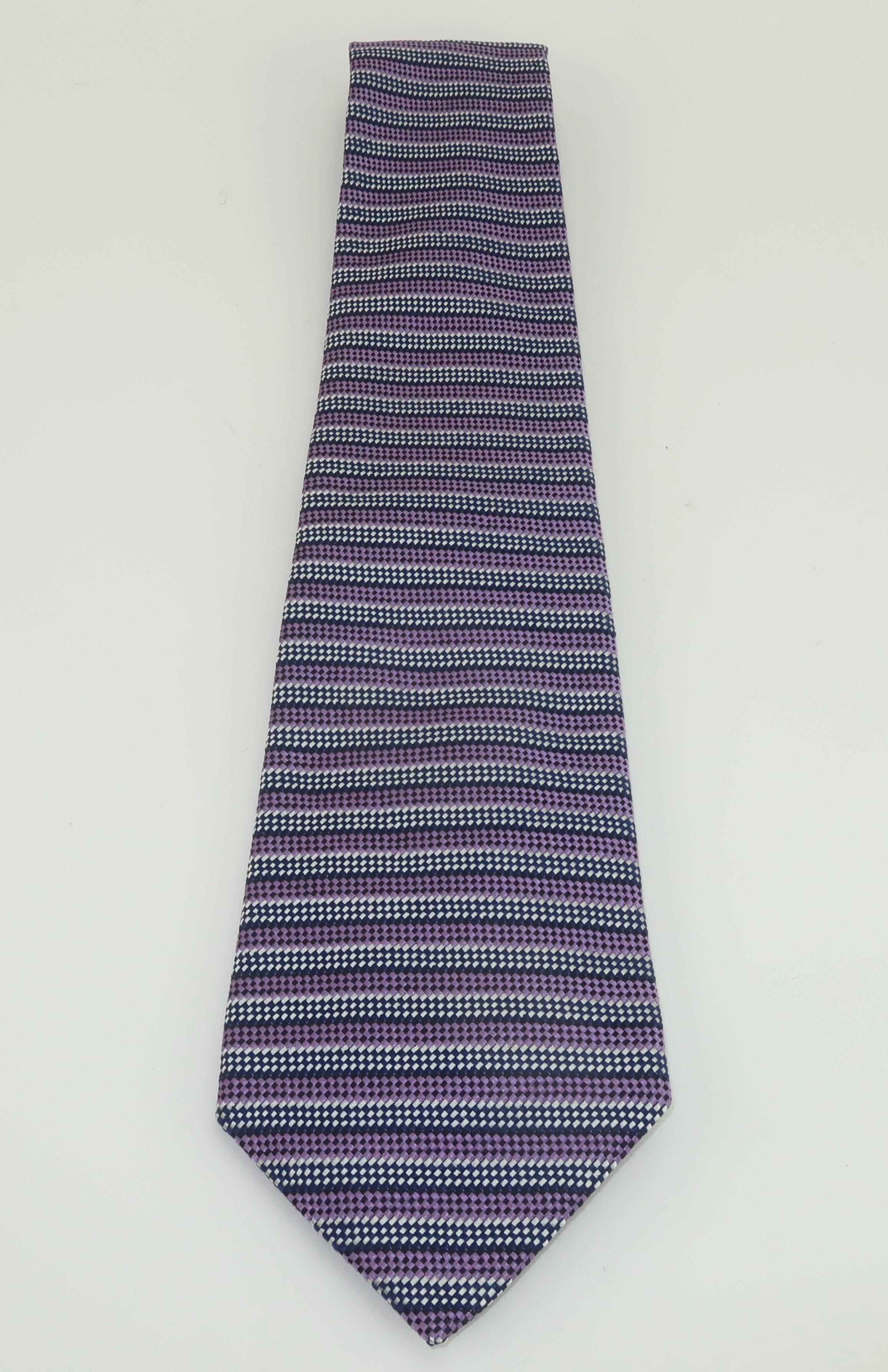 Die Seidenkrawatten von Turnbull & Asser, die sowohl von James Bond als auch vom ehemaligen Prince of Wales bevorzugt werden, sind das Nonplusultra der englischen Herrenmode.  Diese blau-violett gestreifte Krawatte stammt aus dem Nachlass von Carl