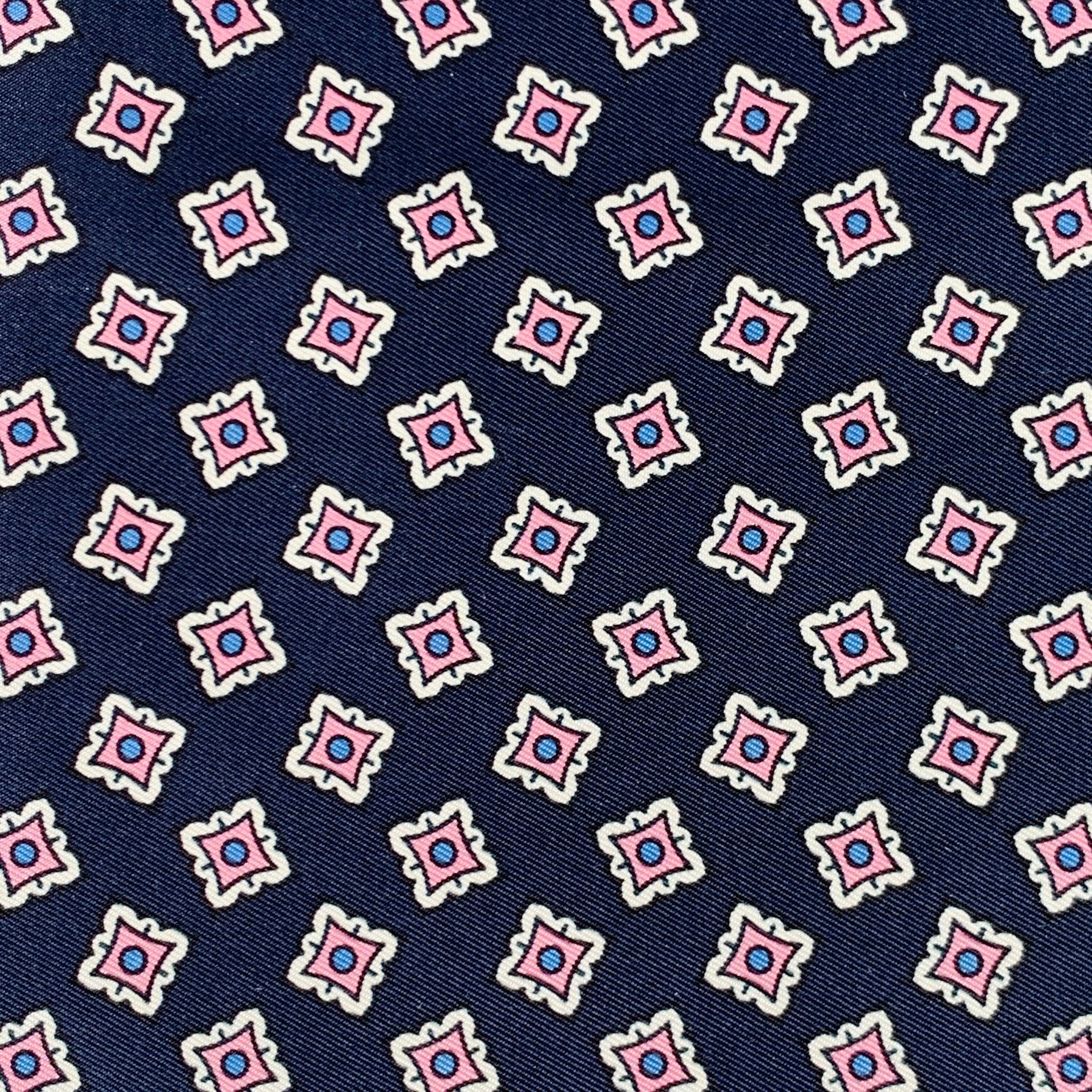 Einstecktuch von TURNBULL & ASSER aus marineblauer Seide mit weißem Karomuster und handgerollten Kanten.  

Abmessungen: 
  16,25 Zoll  x 16 Zoll 

  
  
 
Sui Generis-Referenz: 138817
Kategorie: Einstecktuch
Mehr Details
    
Marke:  TURNBULL &