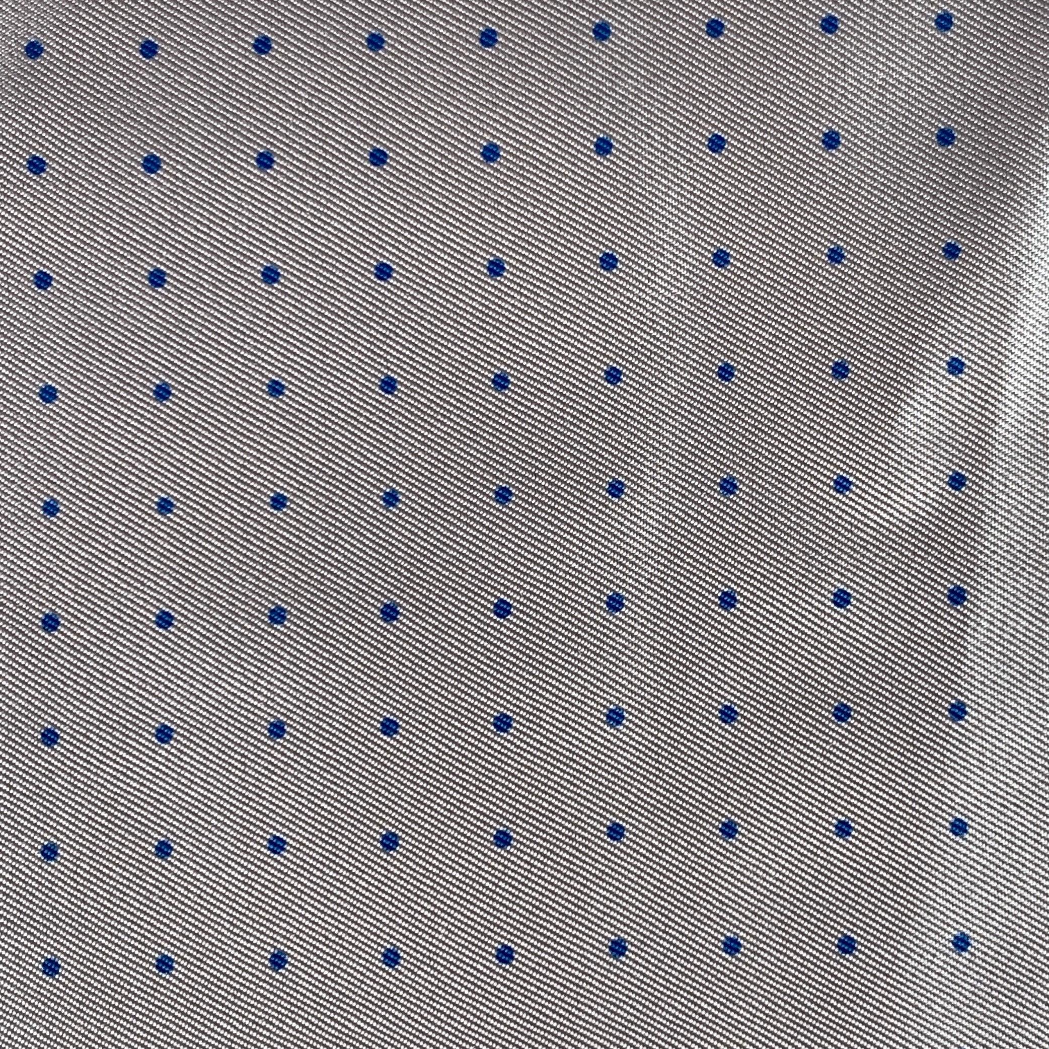Cravatta da taschino Turnbull & Asser in seta rosa con motivo a pois blu e bordi arrotolati a mano. Made in UK.Ottime condizioni di usato. Minimo pilling. 

Misure: 
  16,25 pollici  x 16 pollici 

  
  
 
Riferimento Sui Generis: 138822
Categoria: