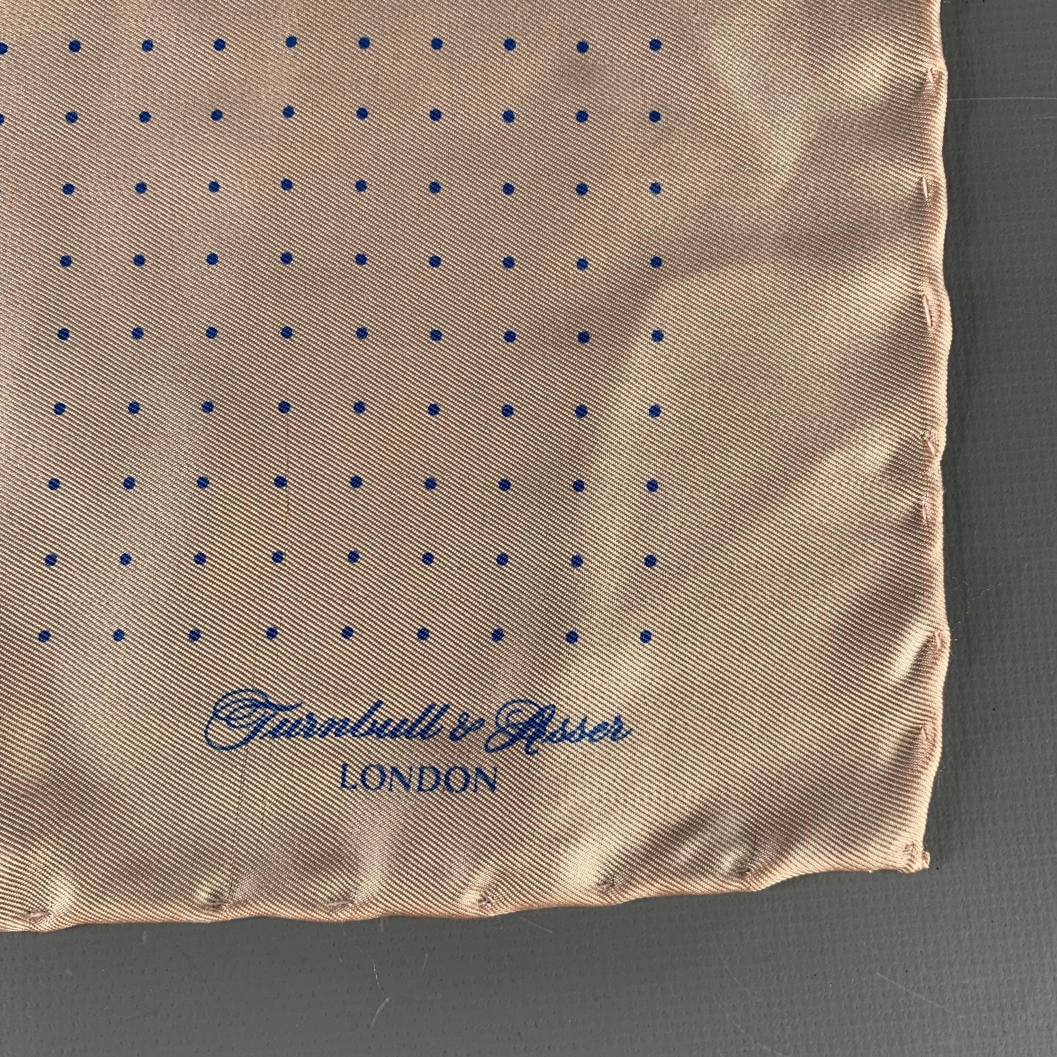 Marrone Turnbull & Asser Piazza da taschino in seta a pois rosa e blu in vendita