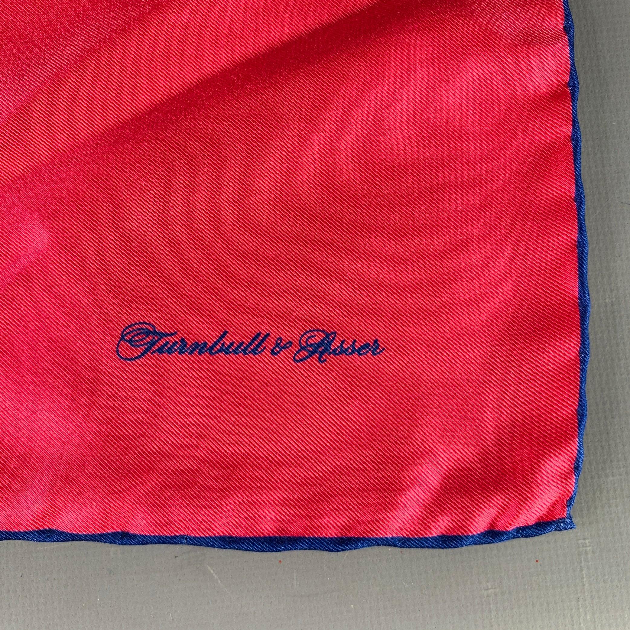 Turnbull & Asser è un fazzoletto da taschino in seta rossa con bordi in seta blu a contrasto, arrotolati a mano.  

Misure: 
  18,75 pollici  x 18 pollici 

  
  
 
Riferimento Sui Generis: 138814
Categoria: Piazza da taschino
Ulteriori dettagli
   