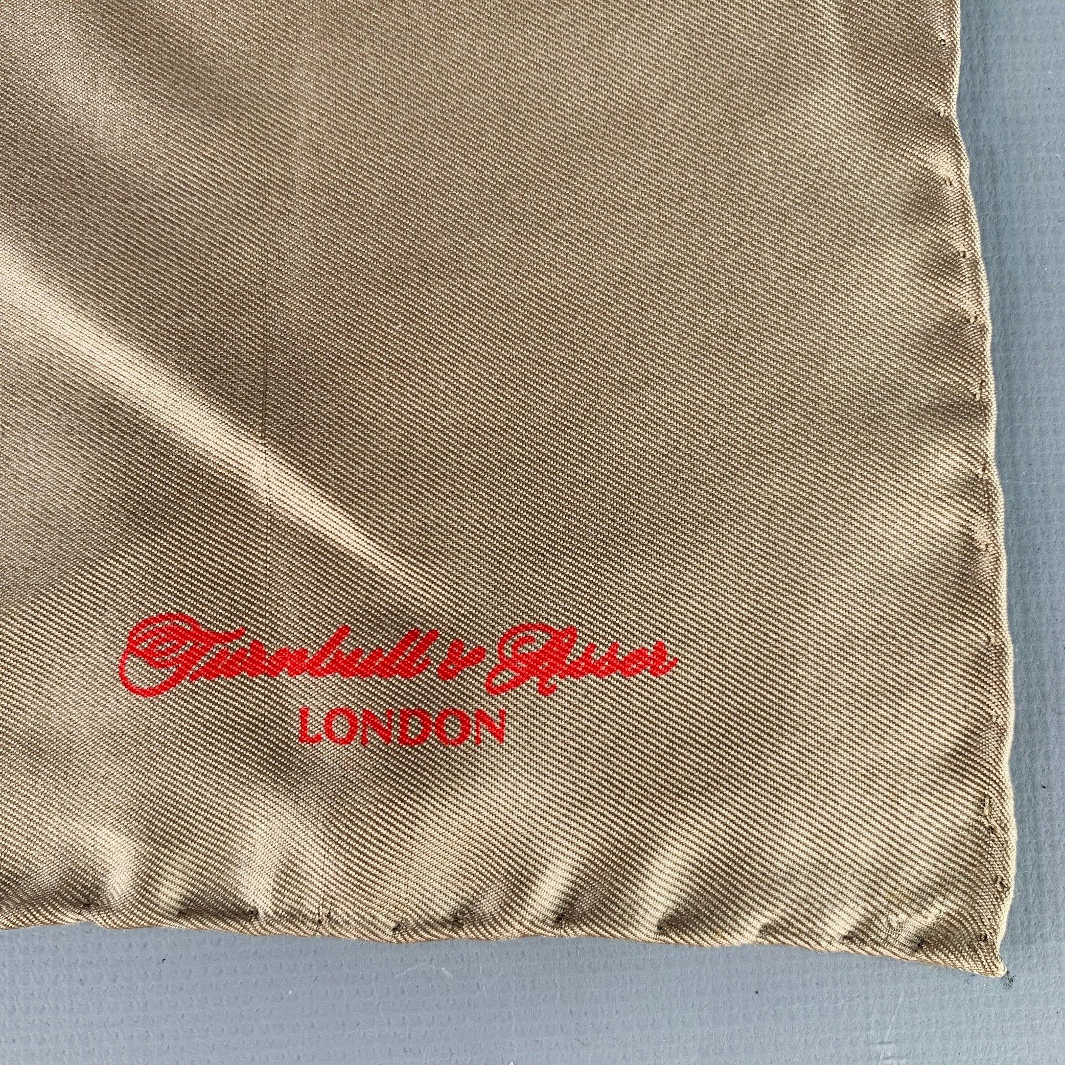 Cravatta da taschino Turnbull & Asser in seta color tortora con logo rosso a contrasto e bordi arrotolati a mano.  

Misure: 
  16,25 pollici  x 16 pollici 
  
  
 
Riferimento Sui Generis: 138816
Categoria: Piazza da taschino
Ulteriori dettagli
   