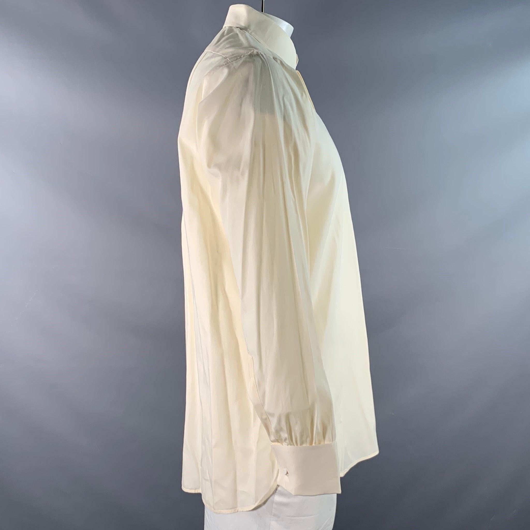 Camicia a maniche lunghe in tessuto di cotone beige di Turnbull & Asser con colletto dritto, polsini alla francese e chiusura con bottoni. Made in England.Eccellente condizione di usato. 

Contrassegnato:   L 

Misure: 
 
Spalla: 19 pollici Petto: