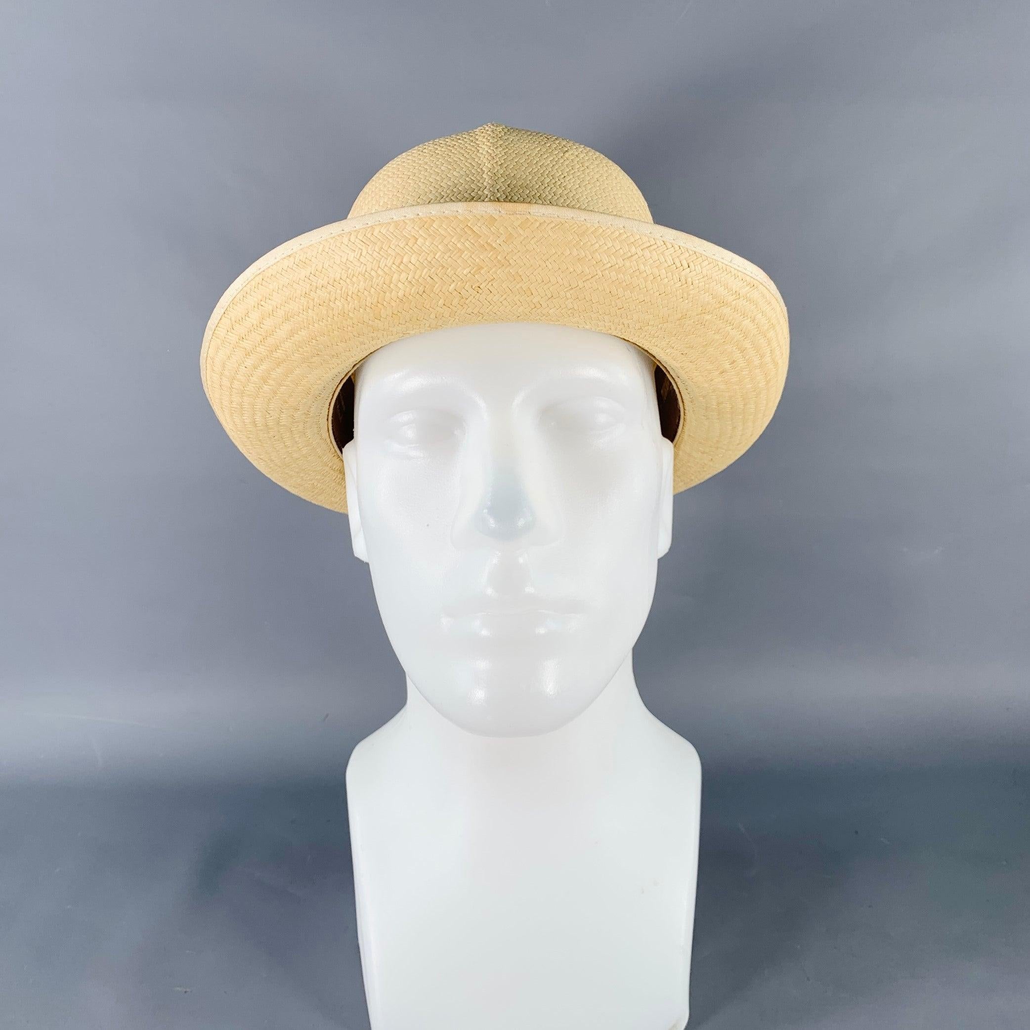 TURNBULL & ASSER Hut
aus beigefarbenem gewebtem Stroh im Panama-Stil und mit mehrfarbigem Band.
Made in UK.Sehr guter gebrauchter Zustand. Abnutzungserscheinungen an der Stirn. 

Markiert:   L 

Abmessungen: 
  Öffnung: 23 Zoll Krempe: 2,5 Zoll