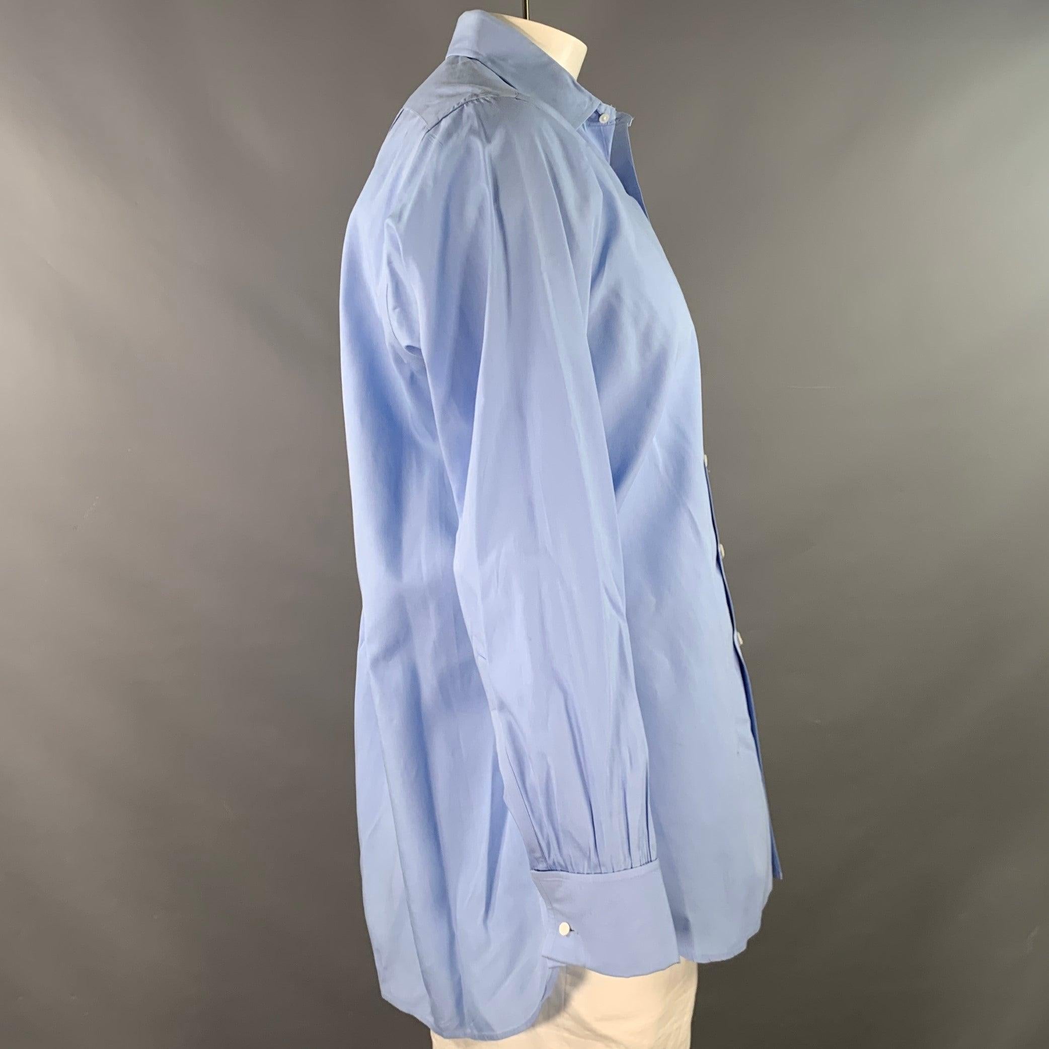 Vintage TURNBULL & ASSER Langarmhemd aus blauem Baumwollgewebe mit französischen Manschetten und Knopfverschluss. Made in UK.Guter, gebrauchter Zustand. Mehrere schwer erkennbare Flecken. 

Markiert:   16.5/42 

Abmessungen: 
 
Schultern: 16 Zoll
