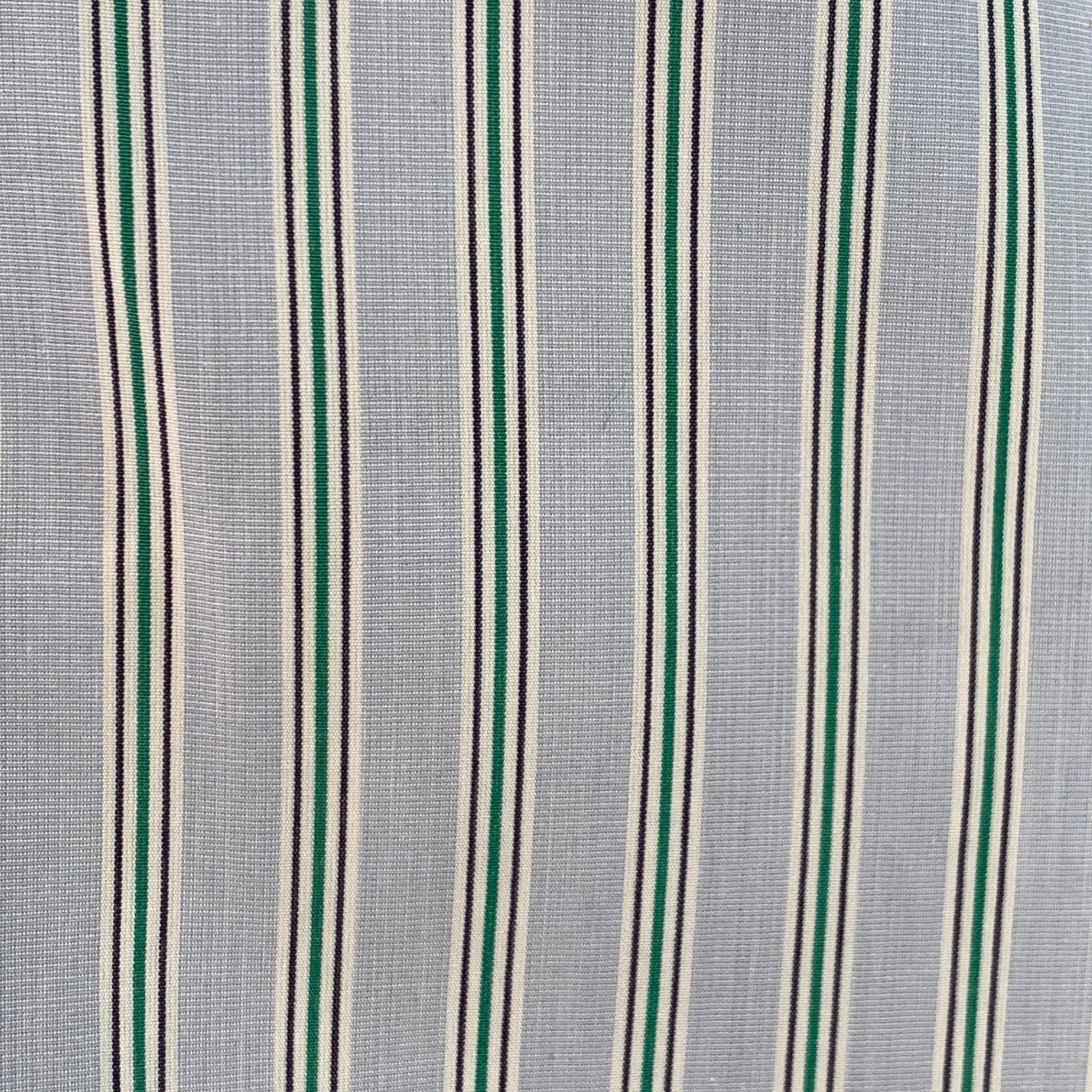 Vintage TURNBULL & ASSER Langarmhemd
aus blauem und grünem Baumwollgewebe, mit Streifenmuster, französischen Manschetten und Knopfverschluss. Made in UK.Sehr guter gebrauchter Zustand. Leichte Pillingbildung. 

Markiert:   16.5/42 

Abmessungen: 
