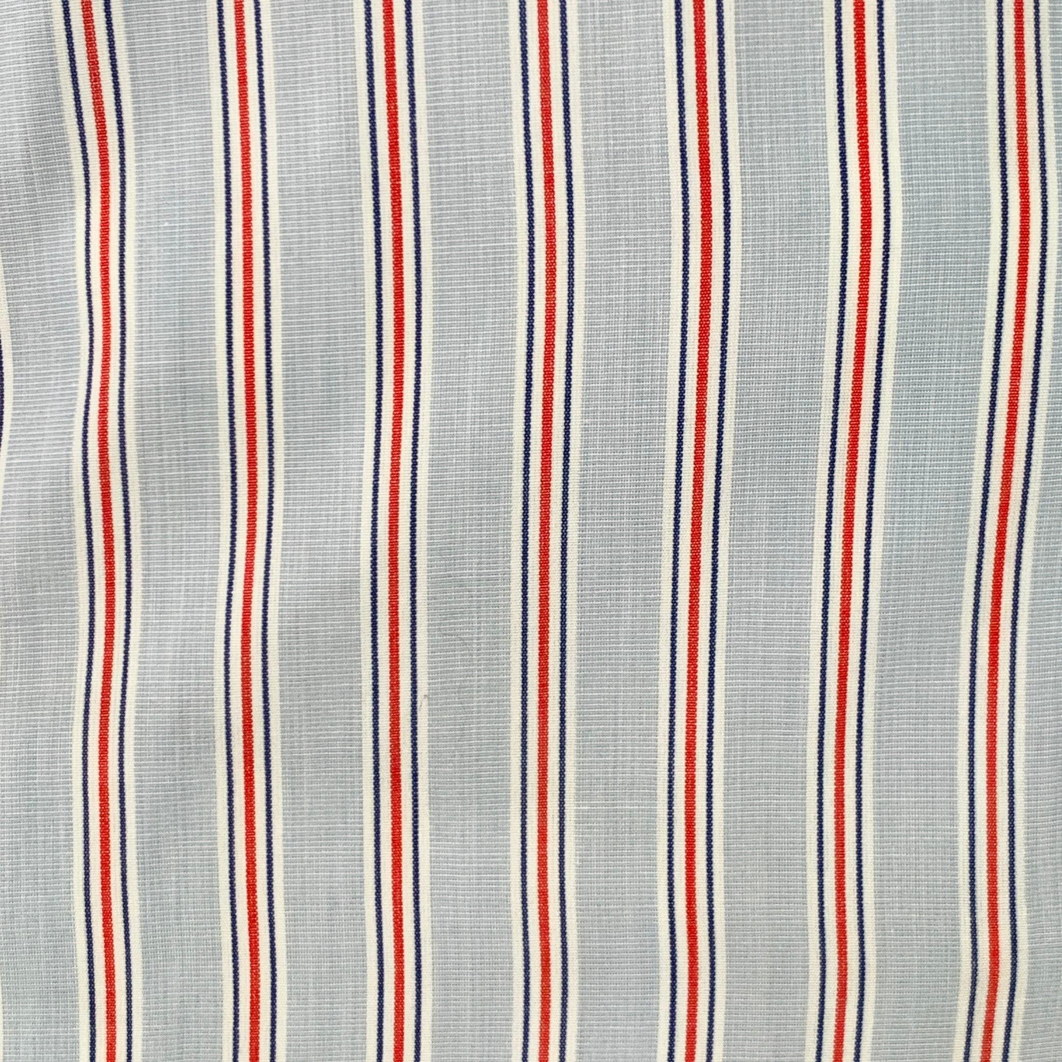 Vintage TURNBULL & ASSER Langarmhemd
aus blauem, marineblauem und rotem Baumwollgewebe mit Streifenmuster, geschwungenem Kragen, französischen Manschetten und Knopfverschluss. Manschettenknöpfe nicht enthalten. Made in UK.Guter, gebrauchter Zustand.