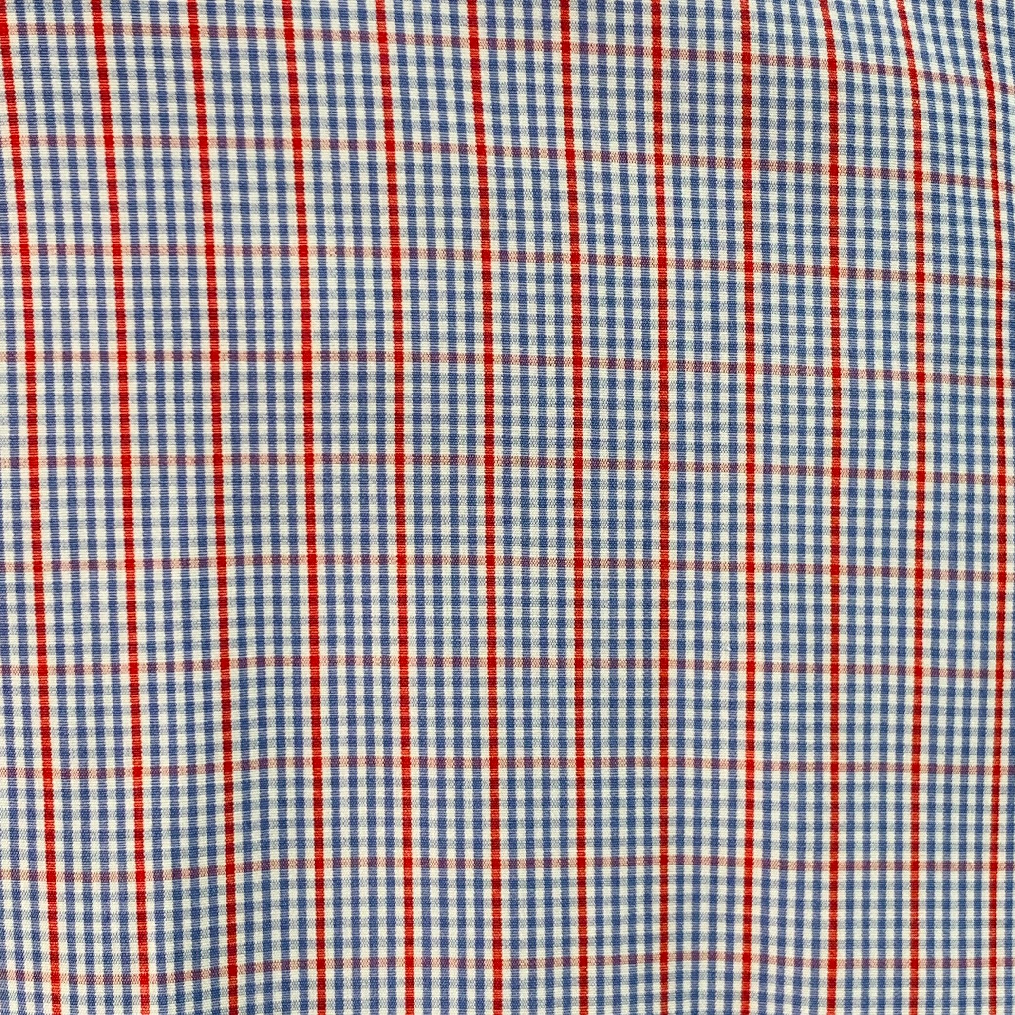 Langärmeliges Vintage-Hemd von TURNBULL & ASSER aus blauem und rotem Baumwollgewebe mit Karomuster, geschwungenem Ausschnitt und Knopfverschluss. Made in UK.Excellent Pre-Owned Condition. 

Markiert:   16.5/42 

Abmessungen: 
 
Schultern: 17 Zoll