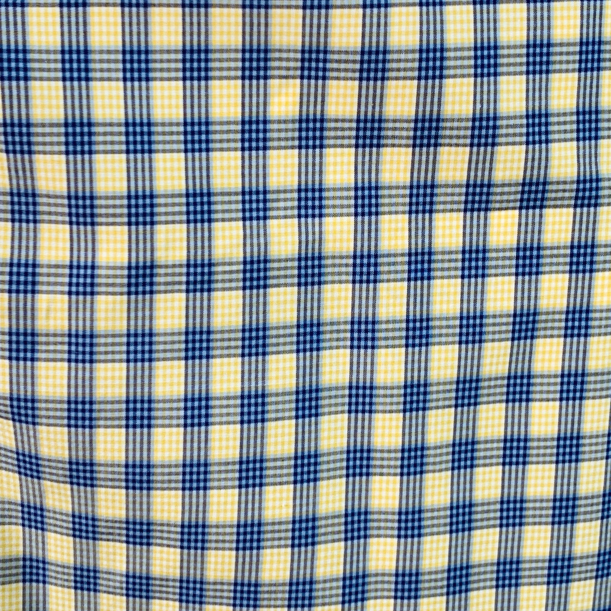 Turnbull & Asser camicia a maniche lunghe
in tessuto di cotone blu e giallo con motivo a scacchi, colletto aperto e chiusura con bottoni. Made in UK.Eccellente condizione di usato.  

Contrassegnato:   16/41 

Misure: 
 
Spalla: 18 pollici Petto: 46