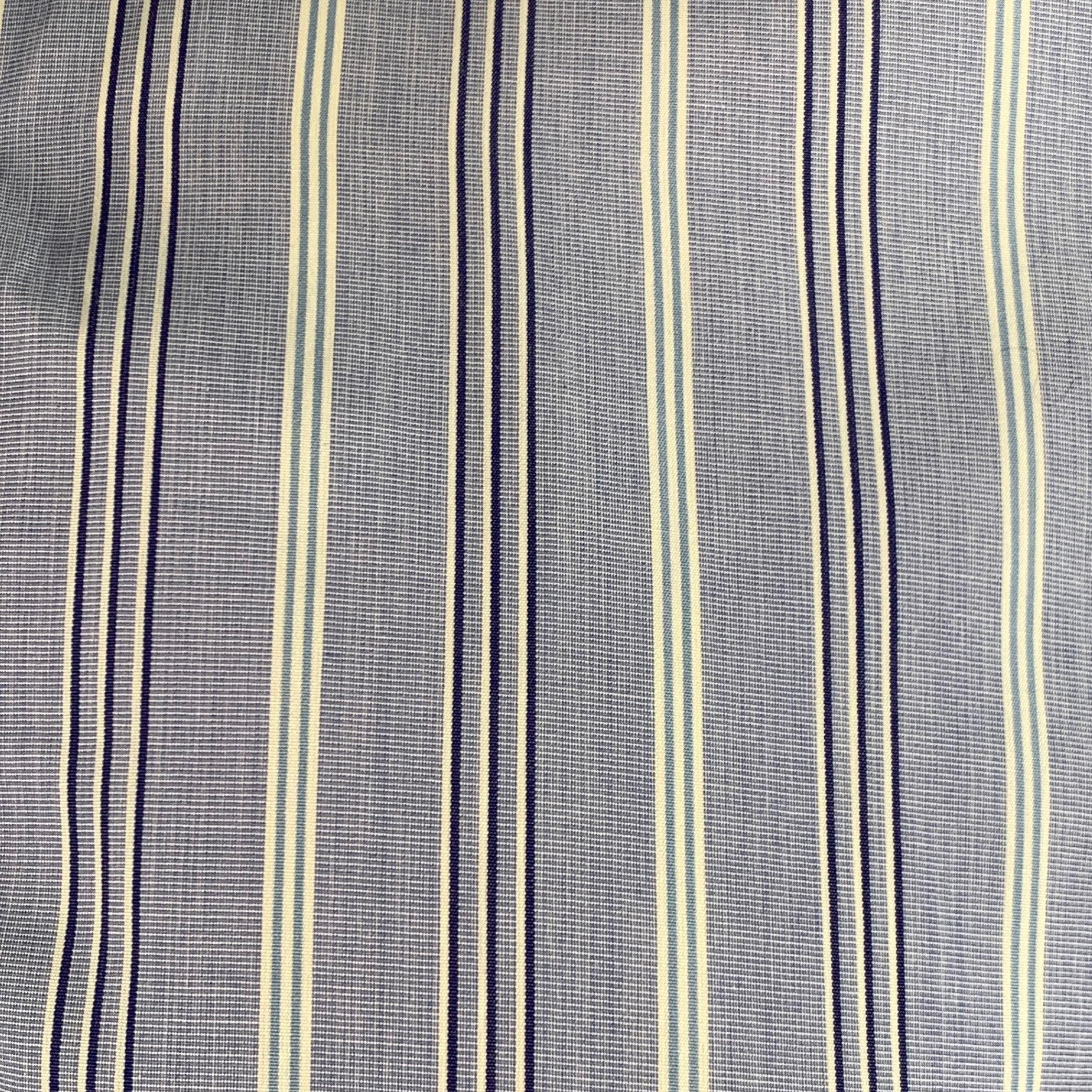 Vintage TURNBULL & ASSER Langarmhemd
aus blauem Baumwollgewebe mit navy-weißem Streifenmuster, geschwungenem Kragen und Knopfverschluss. Made in UK.Excellent Pre-Owned Condition. 

Markiert:   16.5/42 

Abmessungen: 
 
Schultern: 17 Zoll Brust: 49
