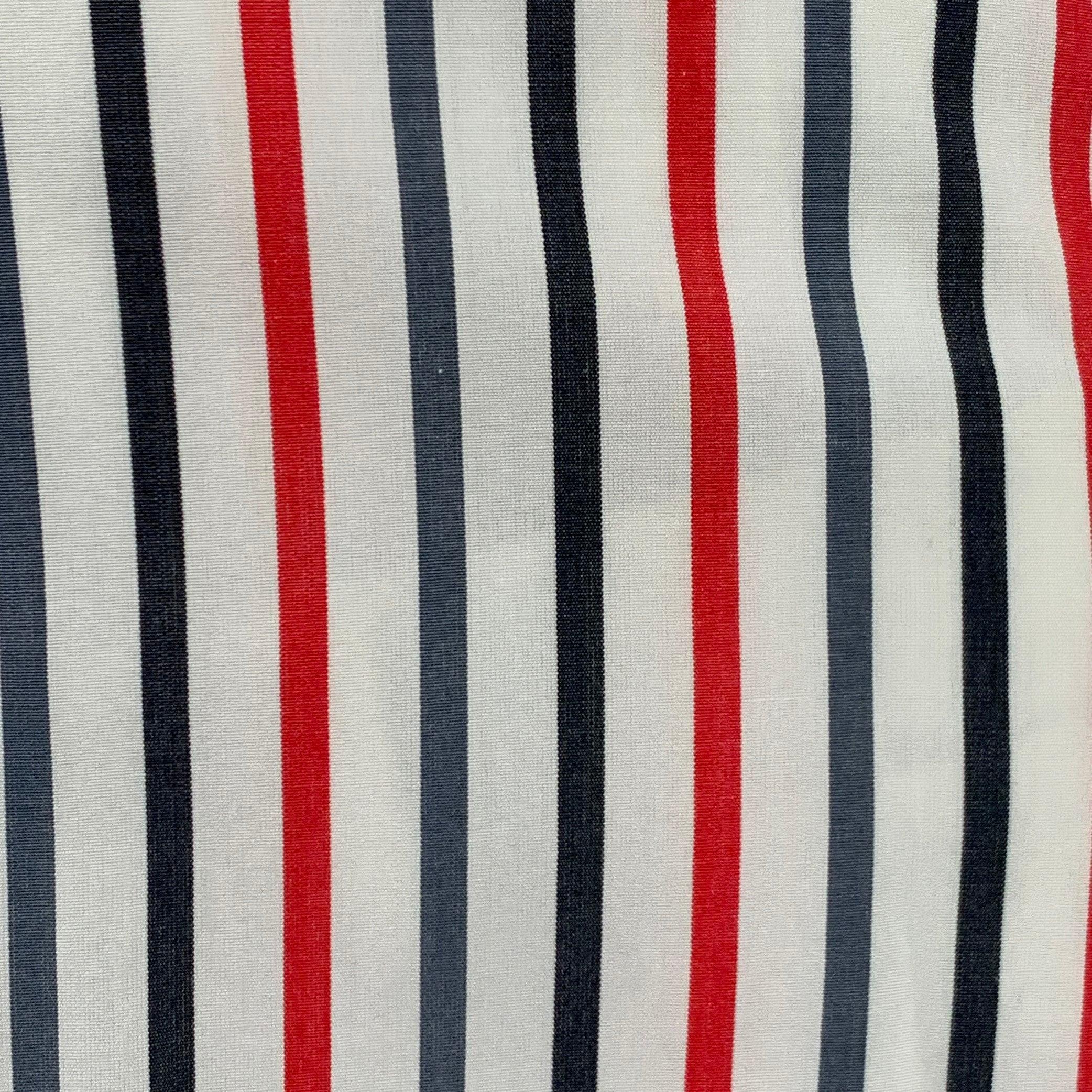 Vintage TURNBULL & ASSER Langarmhemd aus weißem Baumwollgewebe mit blau-rotem Streifenmuster, geschwungenem Kragenausschnitt und Knopfverschluss. Made in UK.Sehr guter gebrauchter Zustand. Mehrere kleine, schwer erkennbare Flecken. 

Markiert:  
