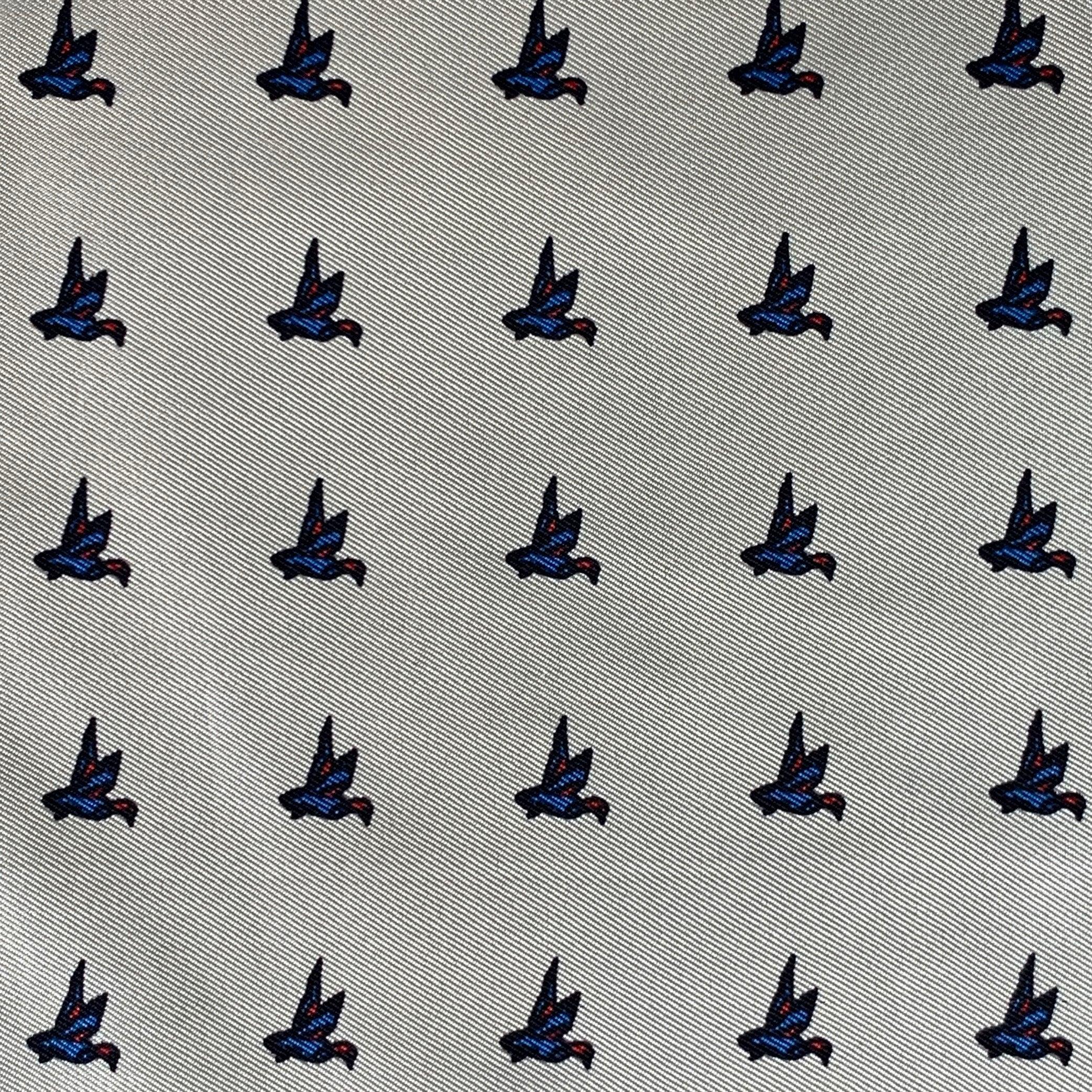 TURNBULL & ASSER
piazza da taschino in seta gialla con motivo di uccelli blu e bordi arrotolati a mano. Piccoli strappi, bordo parzialmente srotolato in un punto. 

Misure: 
  16,25 pollici  x 16 pollici 
  
  
 
Riferimento Sui Generis: