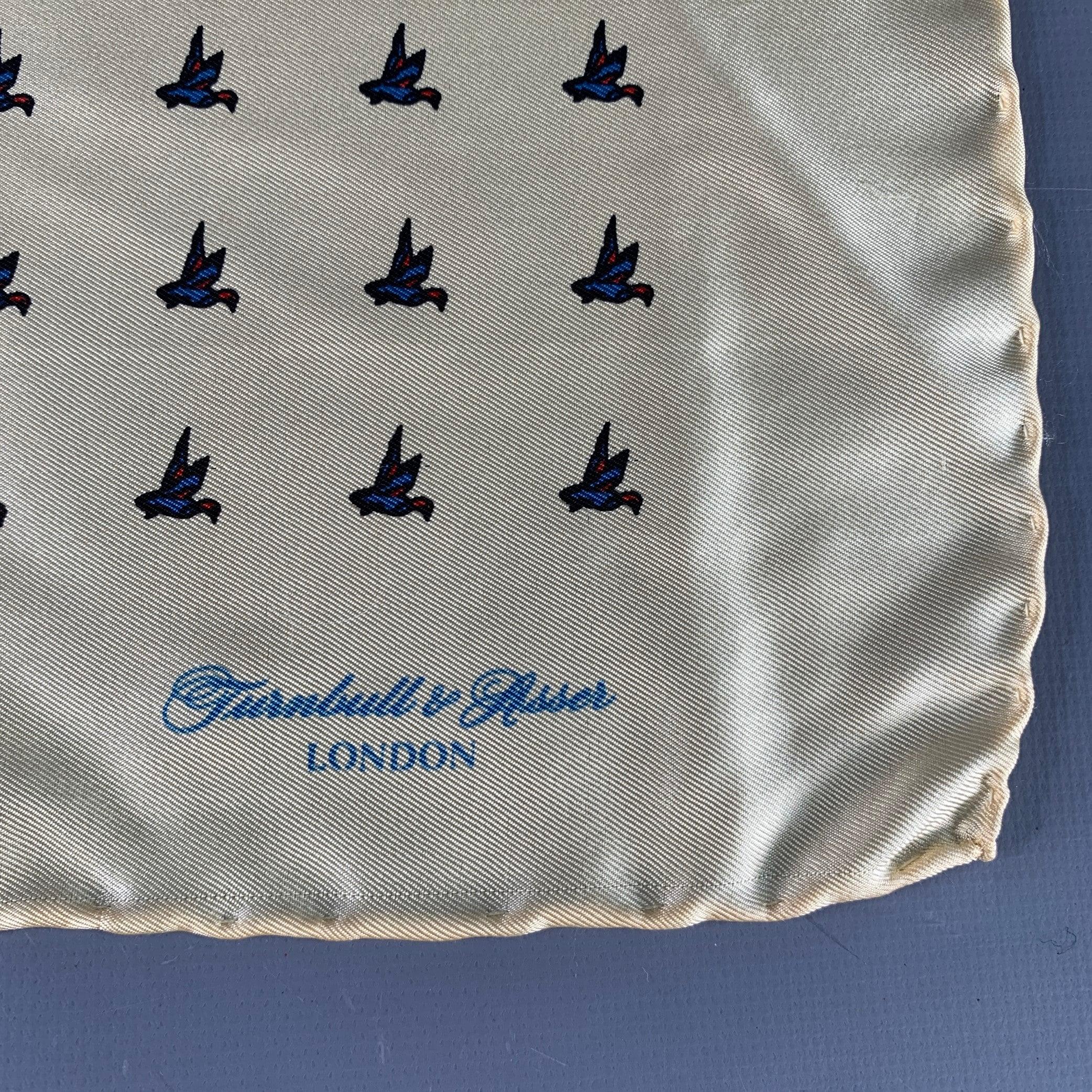 Grigio Turnbull & Asser Piazza da taschino in seta con uccelli blu e gialla in vendita