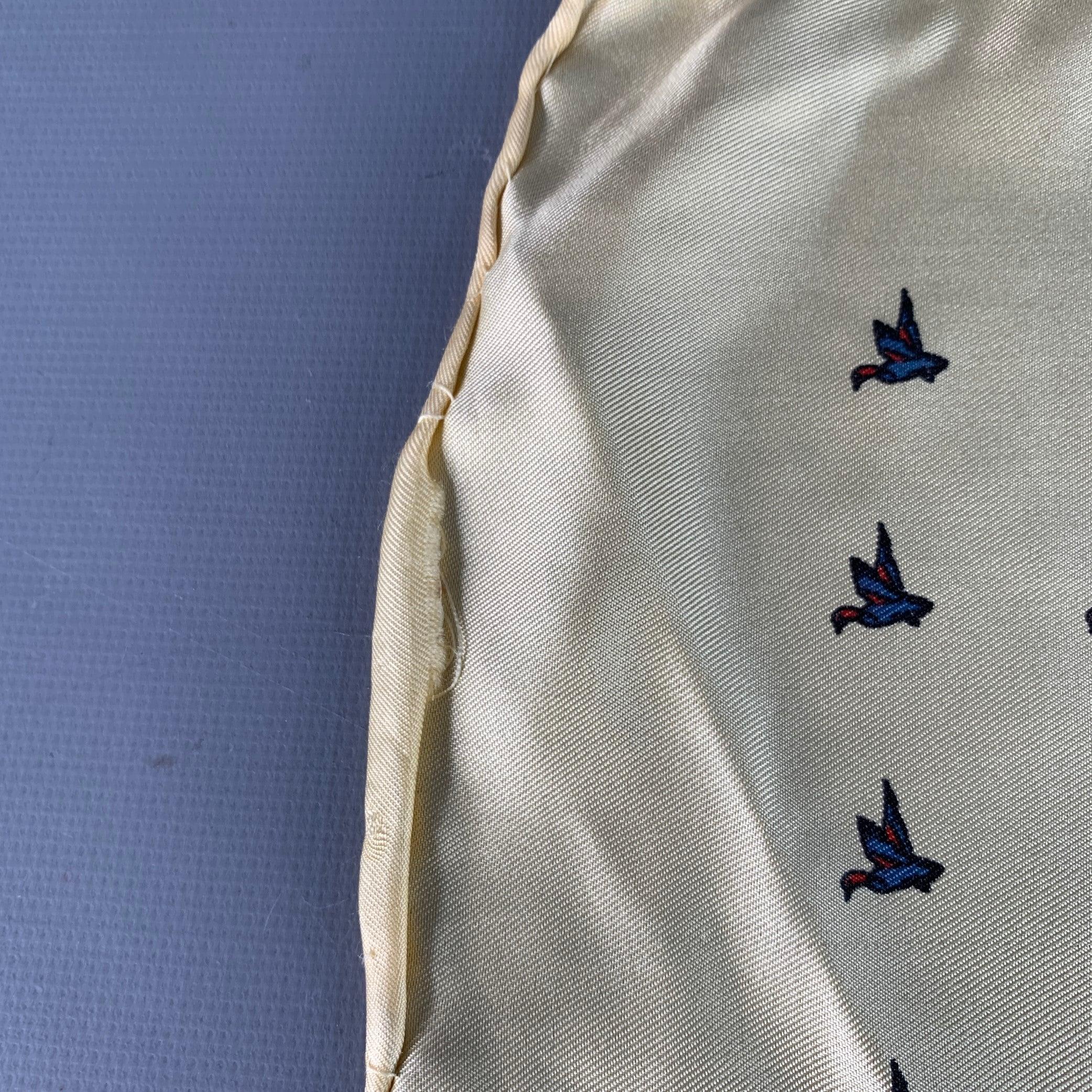 Uomo Turnbull & Asser Piazza da taschino in seta con uccelli blu e gialla in vendita