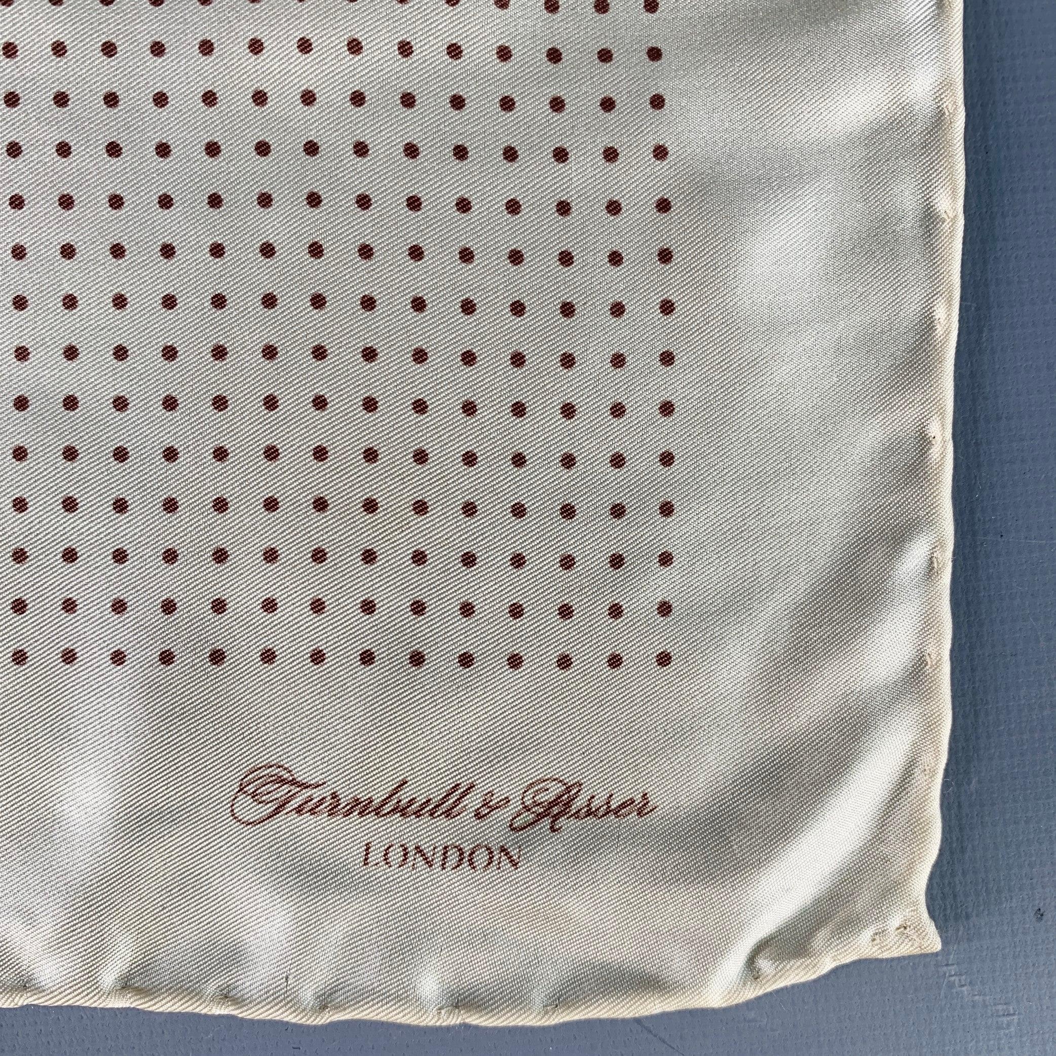 TURNBULL & ASSER Einstecktuch aus gelber Seide mit braunem Tupfenmuster, handgerollten Kanten und Bilderrahmenborte. Made in UK.Sehr guter gebrauchter Zustand. Geringe Gebrauchsspuren und Abnutzungserscheinungen. 

Abmessungen: 
  16 Zoll  x 16 Zoll
