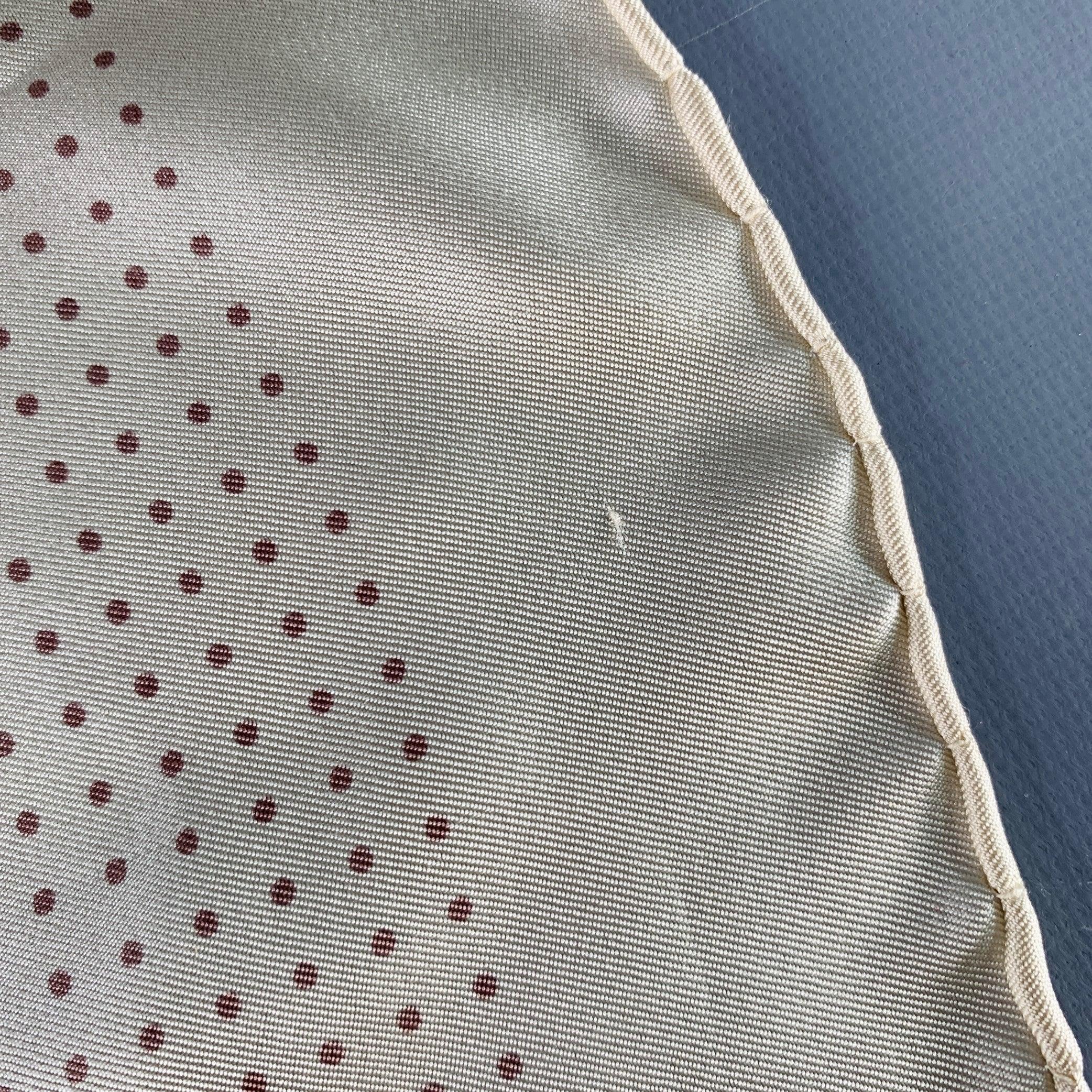 TURNBULL & ASSER Gelb-Braun gepunktetes Einstecktuch aus Seide im Angebot 1