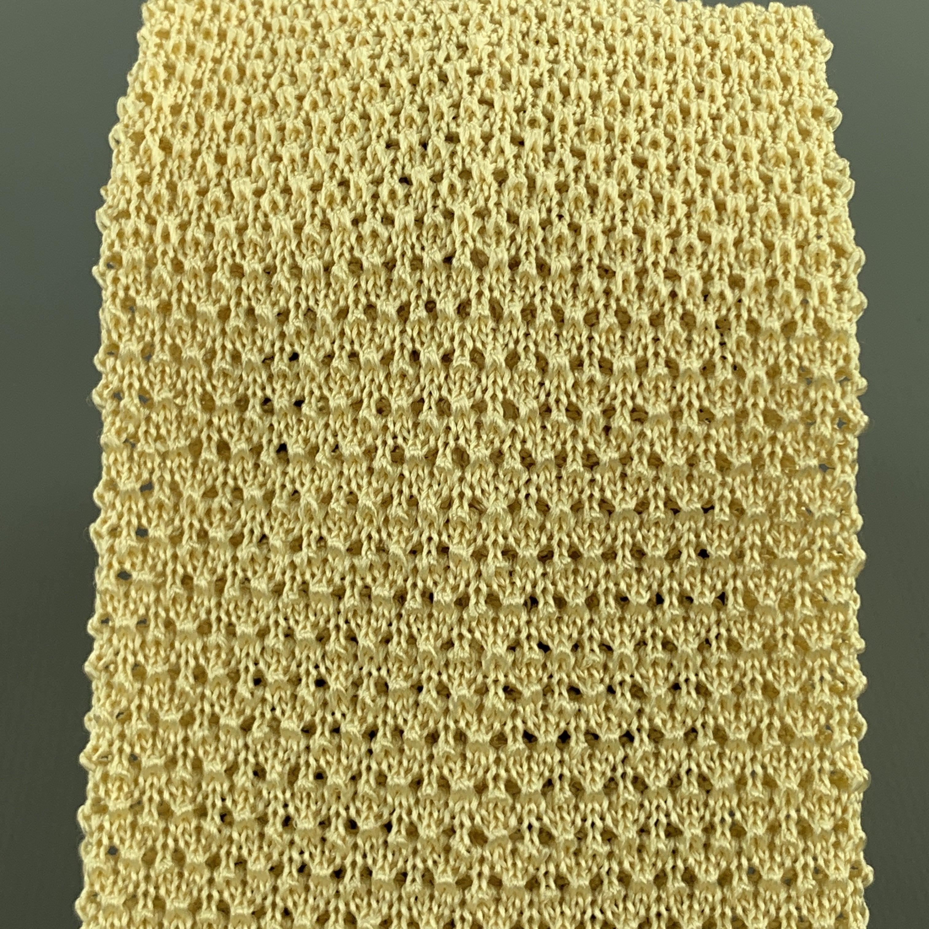 La cravate TURNBULL & ASSER se présente sous la forme d'un tricot de soie texturé avec une pointe carrée. Fabriqué en Italie.Excellent état d'occasion.Largeur : 3 pouces   
  
  
 
Référence Sui Generis : 102184
Catégorie : Cravate
Plus de détails
 