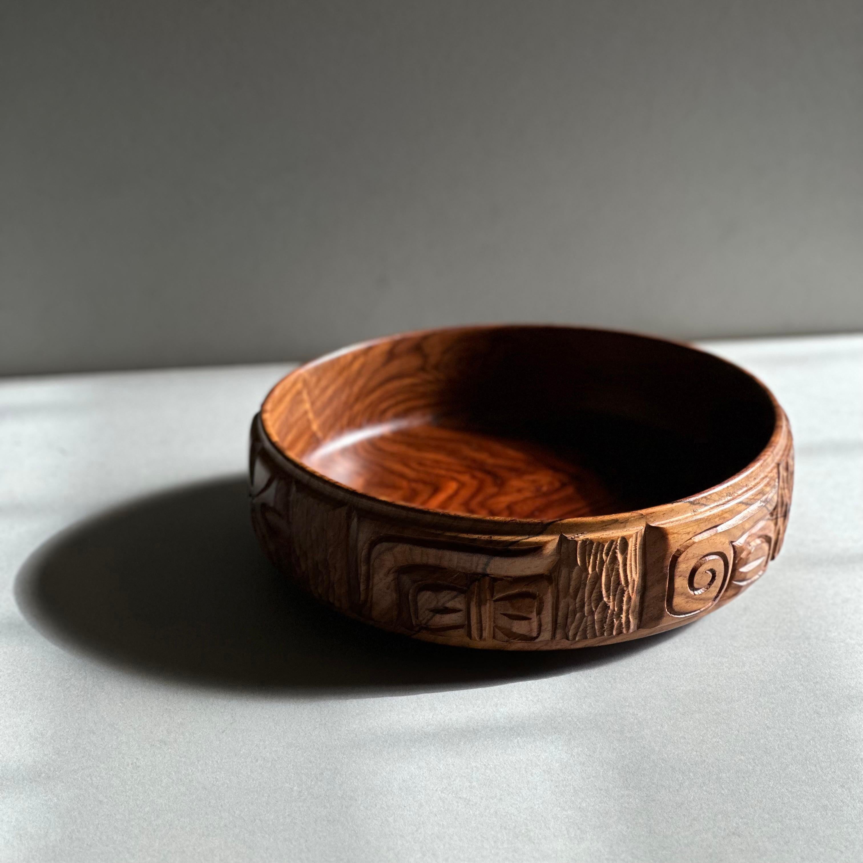 Turned and Hand Carved Exotic Wood Bowl After Leroy Setziol In Good Condition For Sale In Brooklyn, NY