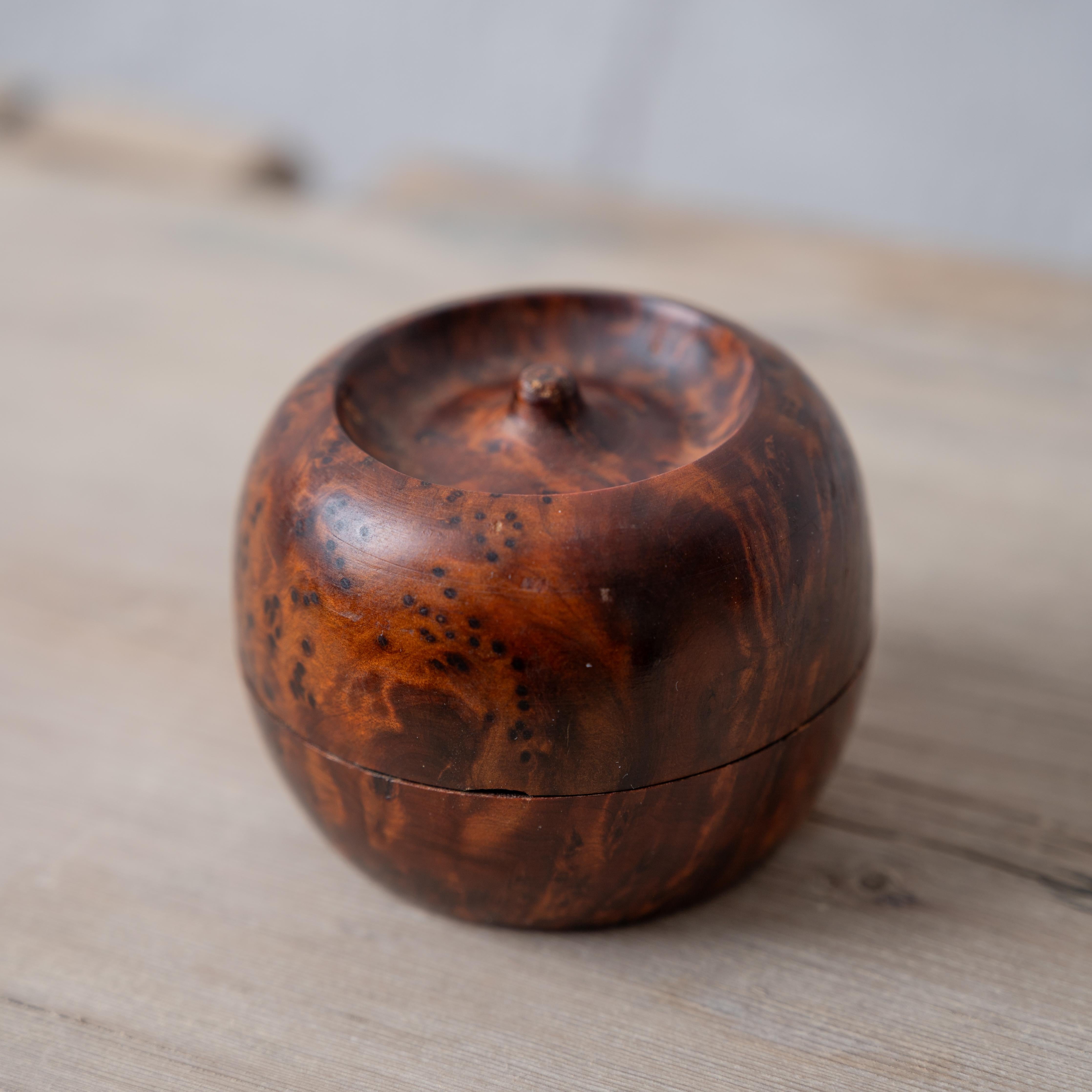 Gedrechselte Apfelmaser Wood Trinket Box (Unbekannt) im Angebot