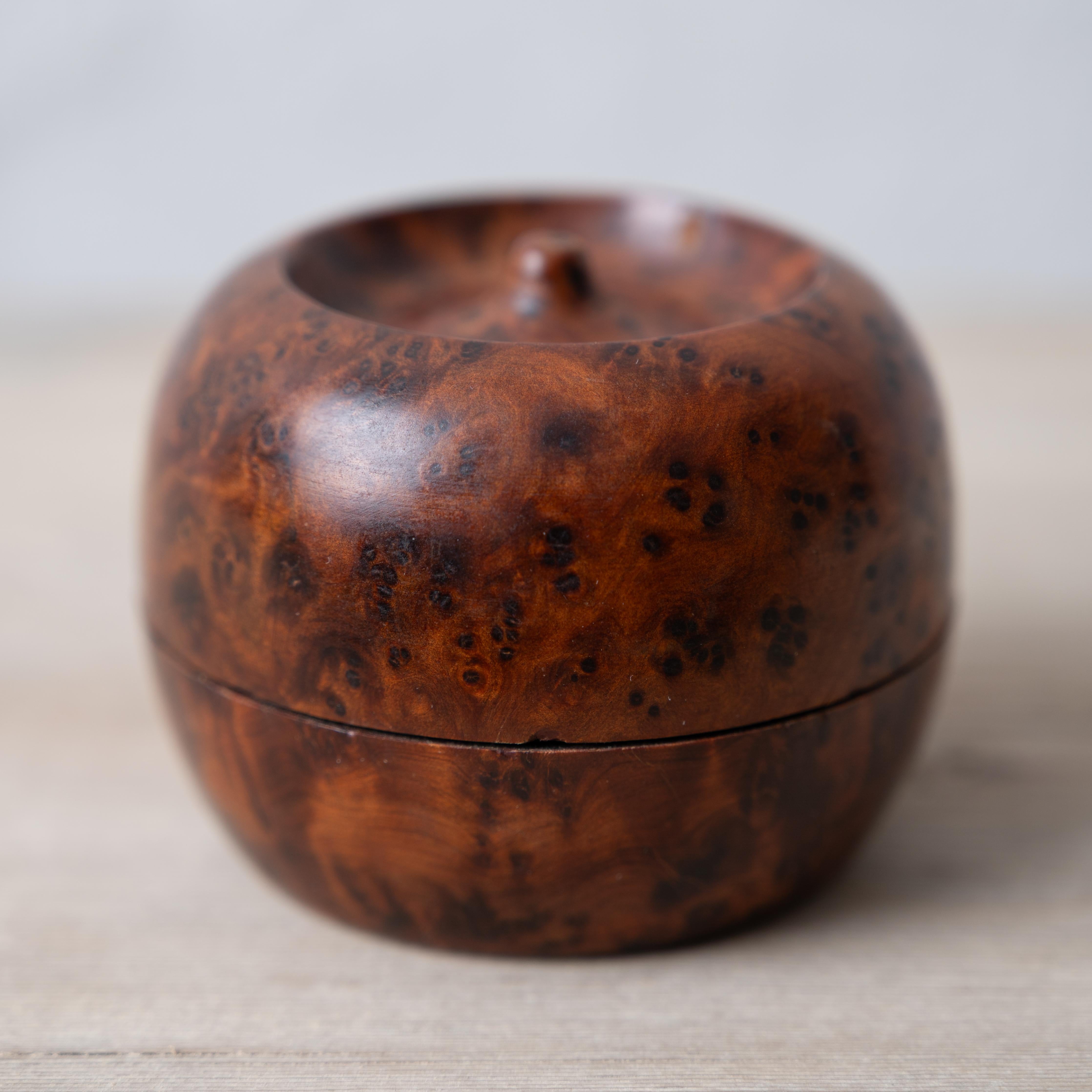 Gedrechselte Apfelmaser Wood Trinket Box im Zustand „Gut“ im Angebot in Savannah, GA