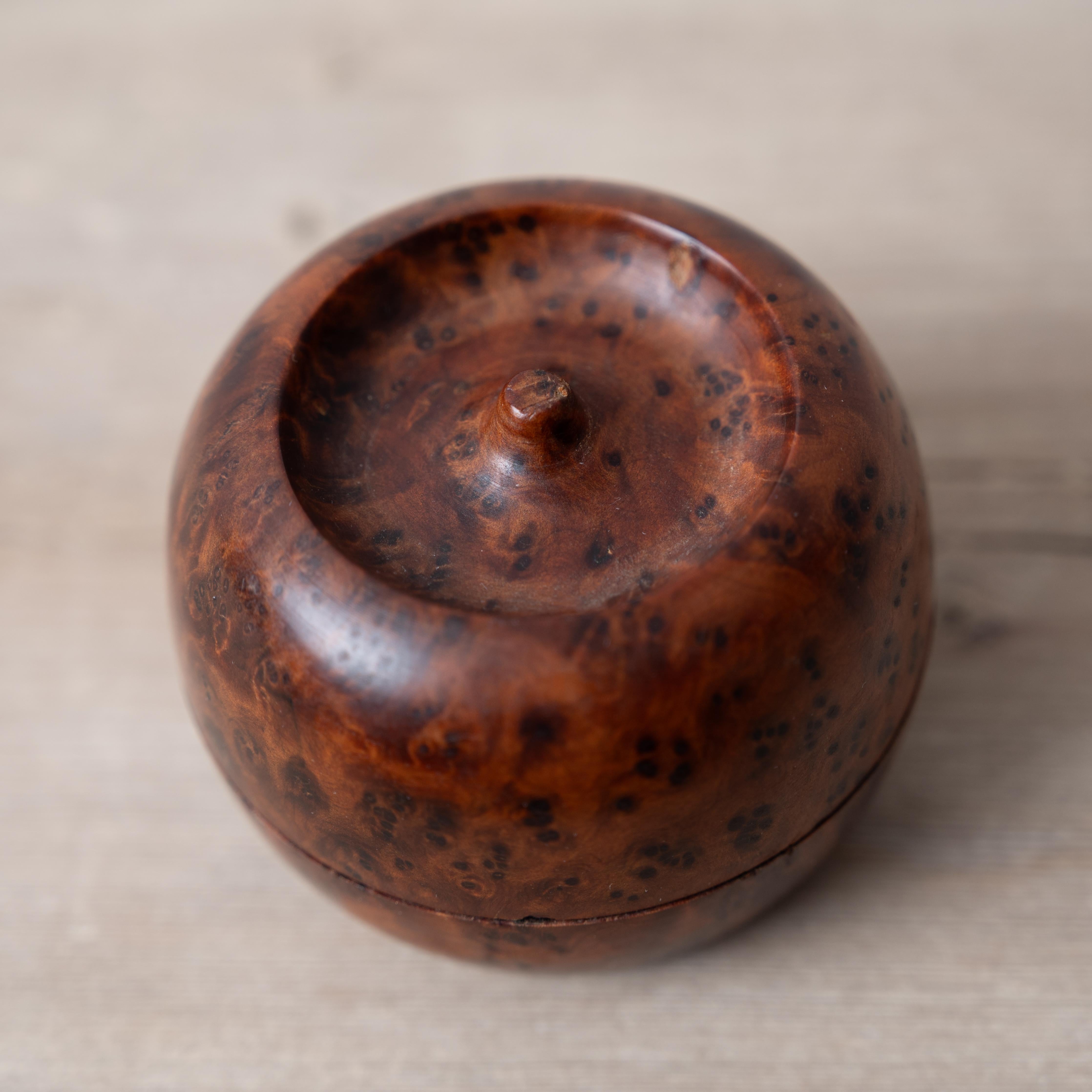 Gedrechselte Apfelmaser Wood Trinket Box (20. Jahrhundert) im Angebot