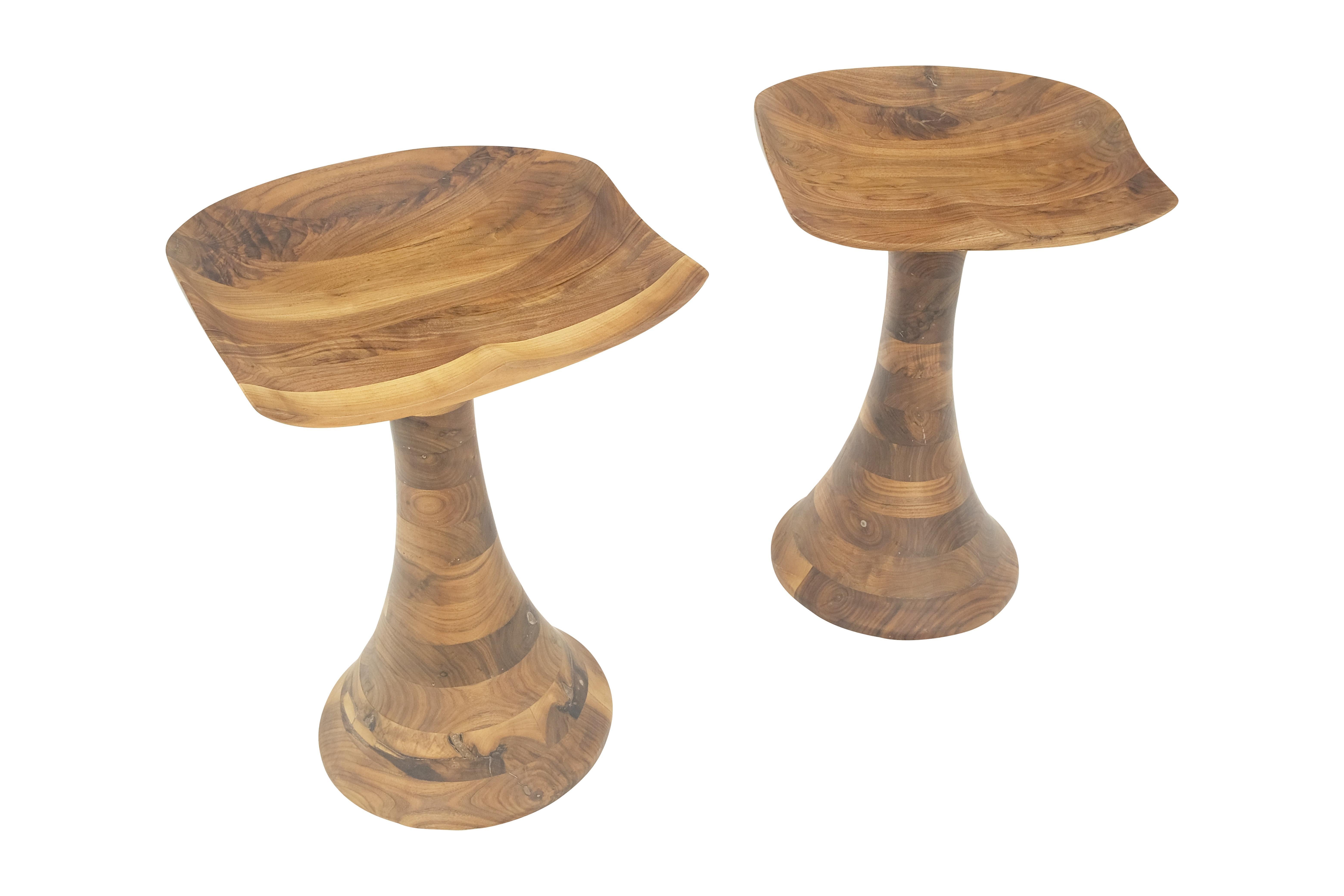 Gedrechselte Gestelle Geschnitzter Sitz Massiv geölter Nussbaum Barhocker  MINT! im Angebot 3