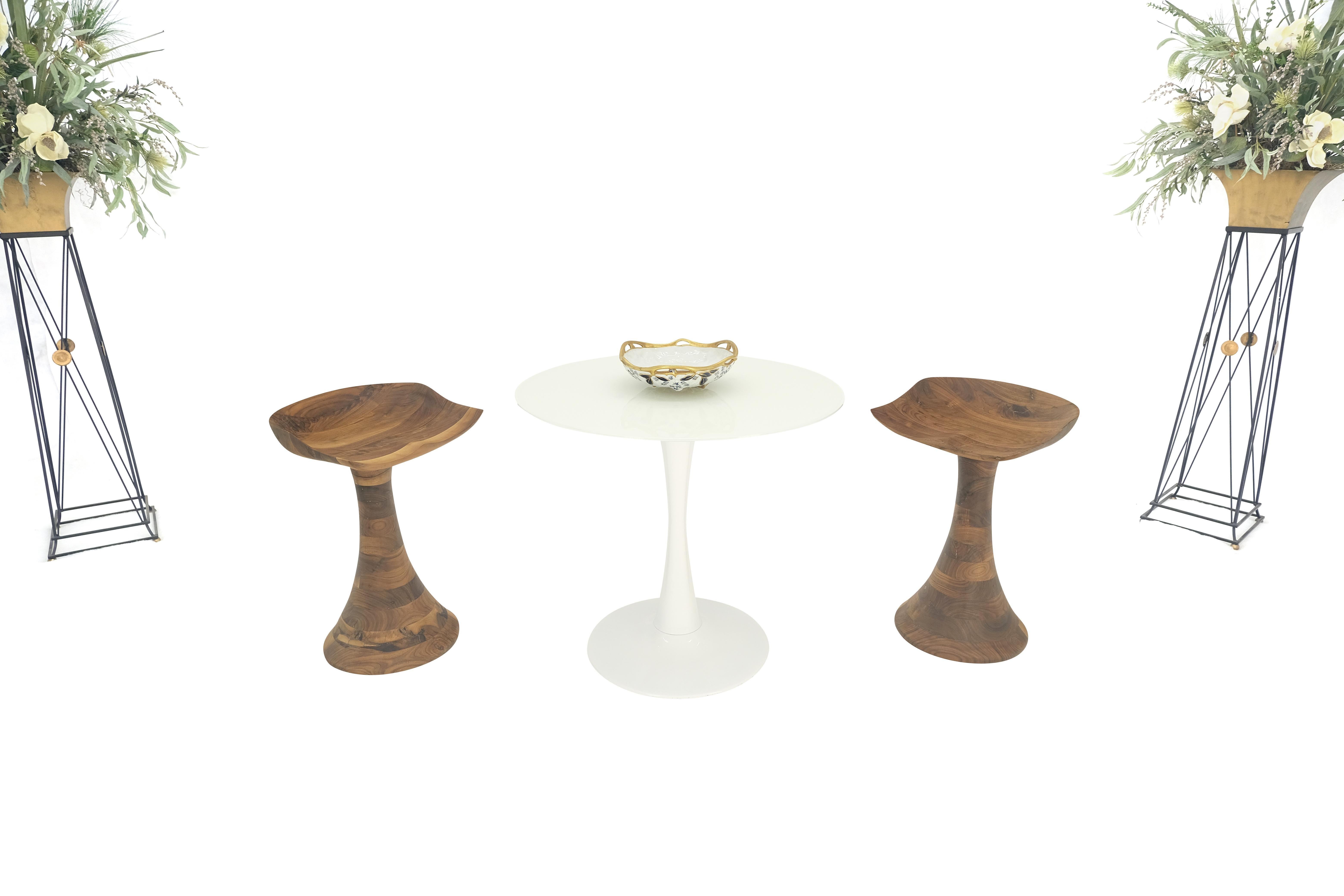 Gedrechselte Gestelle Geschnitzter Sitz Massiv geölter Nussbaum Barhocker  MINT! im Angebot 4