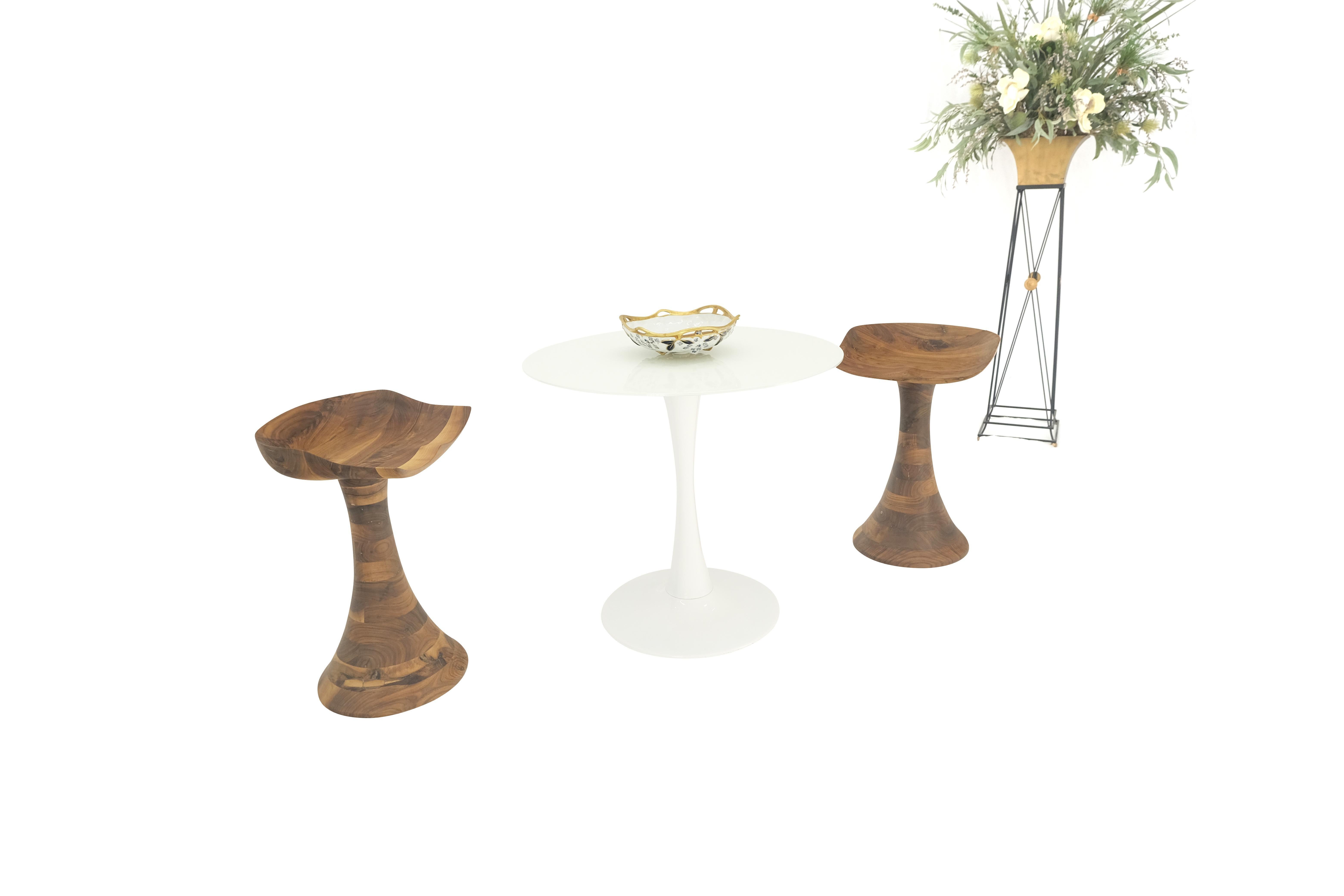 Gedrechselte Gestelle Geschnitzter Sitz Massiv geölter Nussbaum Barhocker  MINT! im Angebot 5